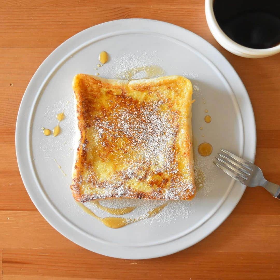 山崎佳のインスタグラム：「Today’s breakfast. のんびり、テレビで「おかあさんといっしょ」のコンサート見ながらフレンチトーストを焼く今日の朝。 シロップをなめようと伸びてくる小さい手。 平和だな。でもこの後、強い日差しの中子ども二人連れてお散歩連れてくと思うと…きついわ…暑いの苦手…  今朝のおかあさんといっしょのコンサート、選曲がすごく良くて、夕方の再放送は即録画予約♪ コロナ落ち着いたら、パパと子どもたちは水入らずで過ごしてもらって、ママ友とビール飲みながらEテレの話したいな〜〜。 私の推しは、おまめ戦隊(りさお姉さんよしお兄さん時代だけど)とドンスカぱんぱんです。」