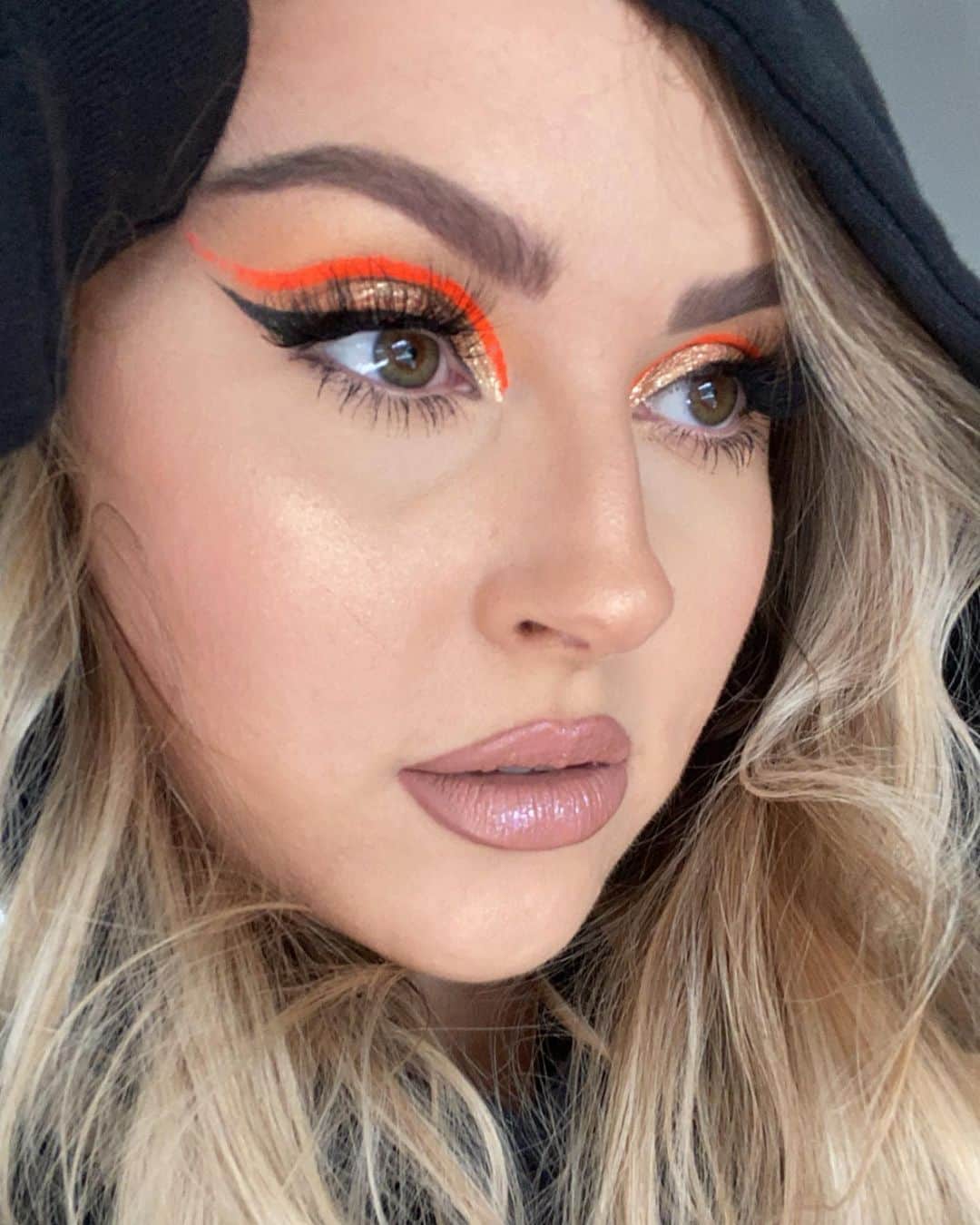 Shannonのインスタグラム：「How good is this makeup tho 🤤 I’m a huge orange fan honestly 🍊 using @beautybakeriemakeup, @opvbeauty, @uomabeauty, @thecrayoncase, @colouredraine, @fentybeauty, @patmcgrathreal and more! 💜 https://youtu.be/hdd_ozXrkpk」