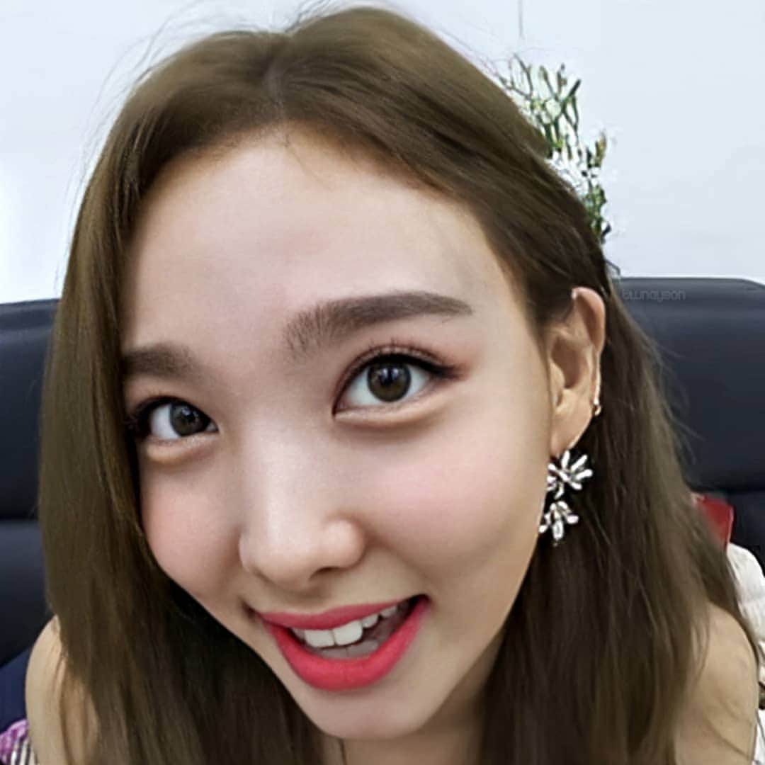 ナヨンさんのインスタグラム写真 - (ナヨンInstagram)「♪ Keep collecting hearts and vote for TWICE dear 😘🥰 © all the kpop ↬#Nayeon #TWICE #나연 #트와이스 ♡」8月1日 9時43分 - twnayeon