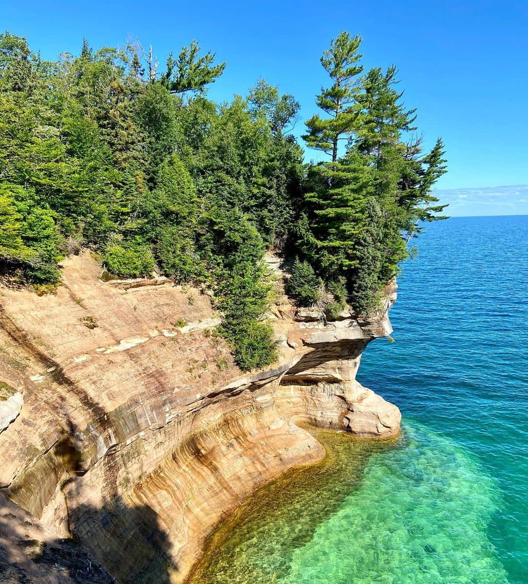 ダグラス・ラザノのインスタグラム：「Wow, ok Michigan calm down 😍 #picturedrocks #upperpeninsula #puremichigan」