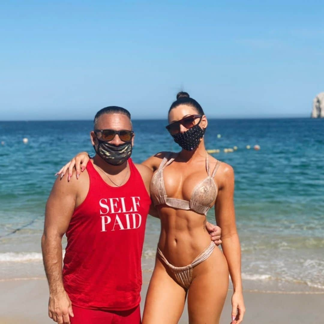 ホーリー・ソンダーズさんのインスタグラム写真 - (ホーリー・ソンダーズInstagram)「These were some of our last photos taken in Cabo before sports returned and Dave got back to work. He works 16-17 hours a day right now and has made his clients thousands and thousands of dollars since baseball and NBA returned this week. I don’t get to spend much time with him as a result, but the sacrifice is worth it because he the best in the world at his craft and he loves helping all of you especially when money/ jobs may be short right now. He dedicates all his time to making you some extra cash. I post the opportunities in my story...but I hope you’ll check his page out and click on his bio to learn more and make some money with him! @itsvegasdave」8月1日 9時56分 - holly.sonders