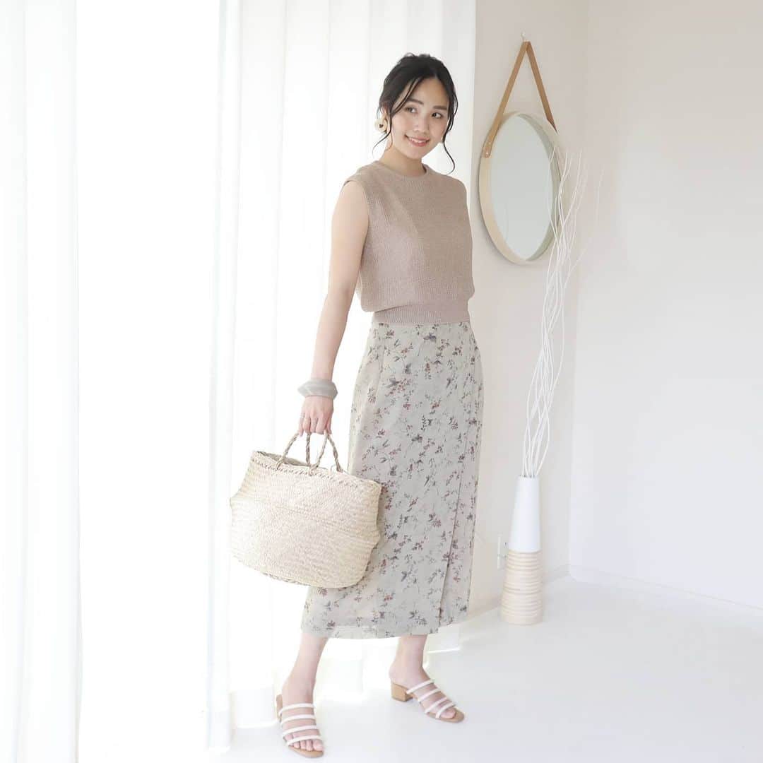 Eri Satoのインスタグラム：「beige×flowerコーデ · tops: @neuna_official bag: @ikeajapan shoes: @adevivre · ちょっと前にGETしたやつだけど、可愛いデザインのトップス💛 · 月末仕事でバタバタしててインスタ放置してしまった😂 · #高身長コーデ#ママコーデ#カジュアルコーデ #夏コーデ#fashion#ootd#outfit#code#coordinate#style#ファッション#コーディネート#コーデ#プチプラ#プチプラコーデ#シンプルコーデ#mamagirl#locari#partegram#カジュアル#お洒落さんと繋がりたい」