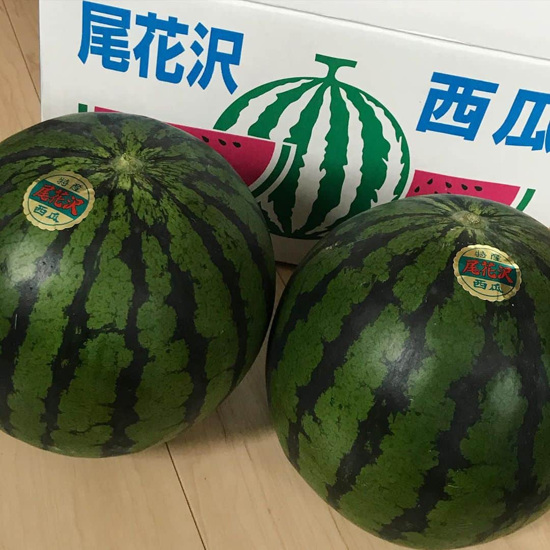 青山恭子のインスタグラム：「. 夏とともにスイカが来たっ！！！ しかもでっかいのが2個も🍉🍉 今日からスイカ三昧だぁ〜😋 . . . #尾花沢西瓜 #夏とともに #スイカ三昧 #めっちゃ美味しい #めっちゃ幸せ #だけど #冷蔵庫に入りません #良い方法教えてください #ジュースにしようかな #ふるさと納税 #梅雨明けたかな #長い梅雨だった #太陽万歳」