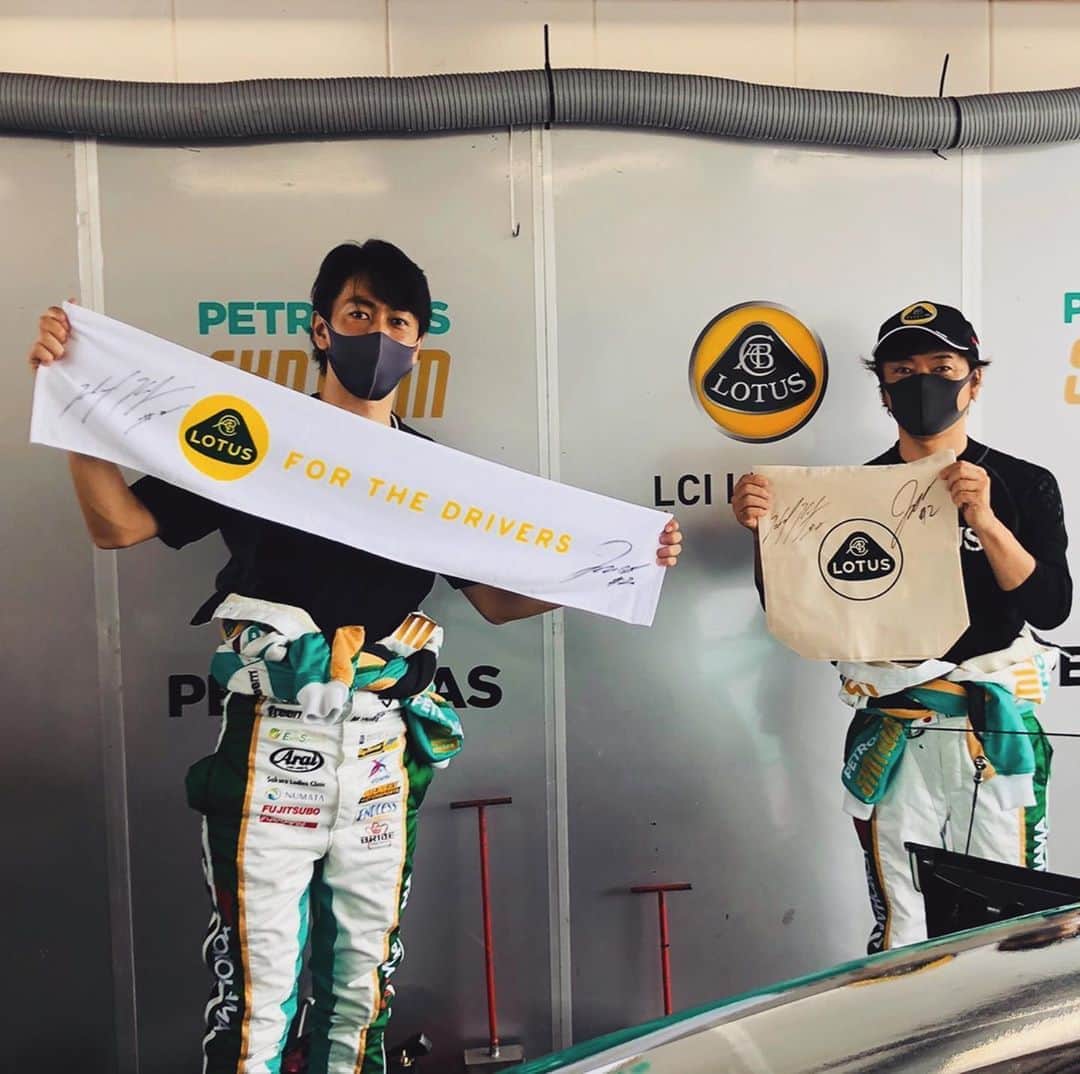 有馬綾香のインスタグラム：「こんな時だからこそ、 配信とかsnsで繋がって一緒に応援したい！！！📣 その為にはチャンネル登録者数1000名様以上という壁があるんです😭  ポチりと登録ボタン押すだけなので！ 今年大大大注目の2号車を一緒に応援しましょ🥺  【SGT-EVORA】  Super GT Rd.2 @ Fuji Speedway will live on youtube (not a practice/qualifying/ or final). but we need more than 1,000 people to follow our page to do that.*If we could not get over 1,000, no live on youtube this time...so Please follow "Lotus Cars JP "on youtube!：https://www.youtube.com/  You can check inside of our booth! Also you can check "J-SPORT" for watching full of Super GT.  みんなでSGT-EVORAを応援しよう！  無観客試合が続いているSuper GTですが、厳しい制限の中で、ピットよりライブ配信が可能となりました！J-SPORTでは見れない、ピットの内側をライ ブ配信致します！そのためには、Youtubeチャンネル登録者数が1,000人必要となります。なんとか、ファンの皆様にもご協力頂き、一緒にチームを応援してくださる方々を大募集！※次戦8/9（日）＠富士スピードウェイも1,000人を超えていたら配信可能です！ぜひご協力の程、宜しくお願い致します。  登録方法：youtubeにて「Lotus Cars JP」を検索して頂き、チャンネル登録ボタンを押して頂ければ終了となります。チャンネル登録をして頂いたファンの皆様の中で抽選で10名様に加藤選手/柳田選手のサイン入りオリジナルグッツをプレゼント！ぜひご登録下さい！：https://www.youtube.com/  ※試合の様子はJ-SPORTをご覧ください。  #ForTheDrivers #Lotus #LotusEvora #SGTEVORA #Supergt #ロータス #ロータスエヴォーラ #スー パーGT #シンティアムアップルロータス #加藤寛規 #柳田真孝」