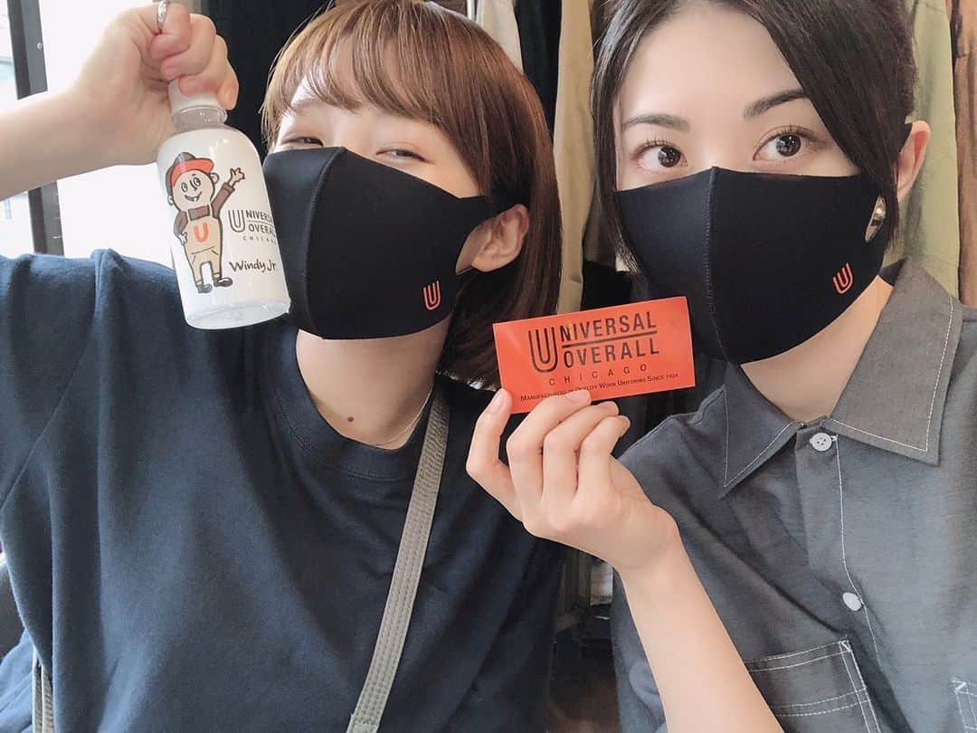 繭さんのインスタグラム写真 - (繭Instagram)「ㅤㅤㅤ ㅤㅤㅤ すきぴ @manatmnt0116 に @universaloverall_jp の展示会に 連れて行ってもらいました🧡 ㅤㅤㅤ 昨日も着ていたんですけど、 前回の展示会でお願いしたワンピース お気に入りでめちゃくちゃ着ています🙏🏻 ㅤㅤㅤ ロゴの入ったマスクもいただきました☺️ まなぴにこれつけて写真撮ろって言ったら、 もったいない…つけられない…って しばらく悩んでいて可愛かったです🥺🙏🏻💕 ㅤㅤㅤ 今回頼んだお洋服も楽しみだ😫❤️ ㅤㅤㅤ #universaloverall #展示会 #followme #followmejp #followjp」8月1日 9時59分 - mayumayu1008