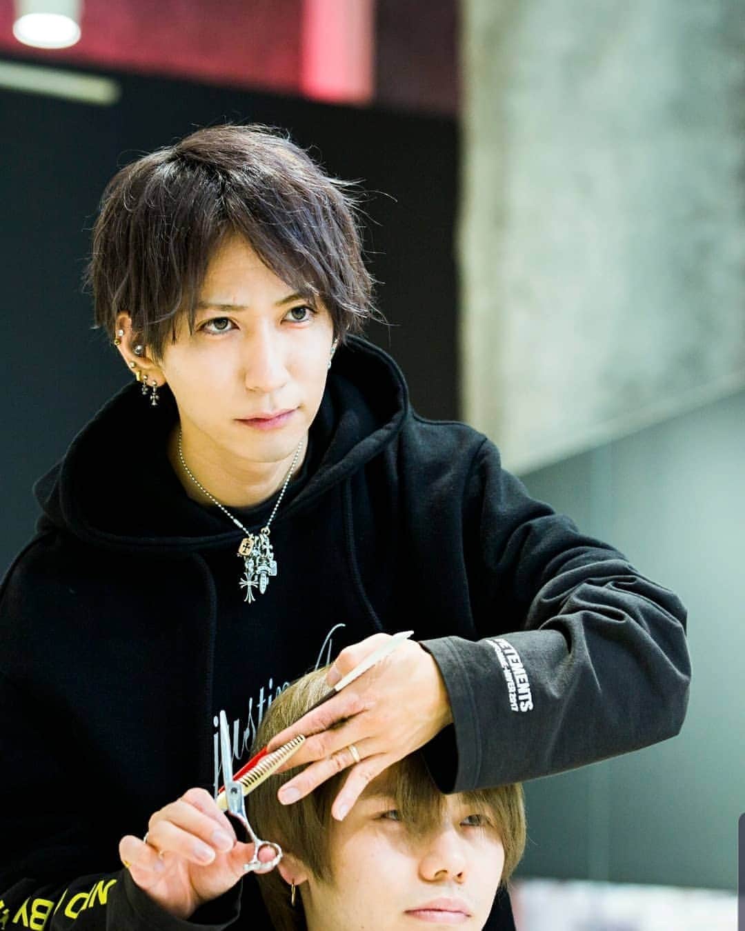 のインスタグラム：「今月からネット予約枠を一日最大25人に拡大しました‼️ ⬇️⬇️ https://beauty.hotpepper.jp/slnH000342651/stylist/T000348689/ . 真心込めて、丁寧にカット致します🙇 . 世界一の技術を是非ご堪能ください‼️」