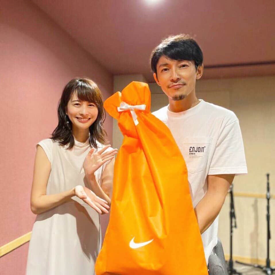のインスタグラム：「◡̈♥︎﻿ そしてこの後10:00からのTOYOTA Athlete Beatはまたまた名将シリーズ！﻿ ﻿ 元なでしこジャパン監督#佐々木則夫 さんに電話でお話を伺っています⚾️﻿ ﻿ 佐々木さんにお話を伺っていると、佐々木さんの広い心やどっしりとした安心感に包まれているような感覚でした✧﻿ ﻿ 今回も今週と来週の２週に渡ってお楽しみください！﻿ ﻿ #TOYOTAAthleteBeat﻿ *﻿ トップス...#frenchpave﻿ ワンピース...#PROPORTIONBODYDRESSING﻿ ﻿ 写真は、メインパーソナリティの#藤木直人 さんが先日お誕生日を迎えられ、スタッフさん含めみんなでお祝いさせていただいたときの一枚です🎂﻿ ﻿ 今日から８月ですね🌻﻿ ﻿ あっという間の毎日、大切に過ごしていきましょう☺️﻿ ﻿ 今月もよろしくお願い致します♡」