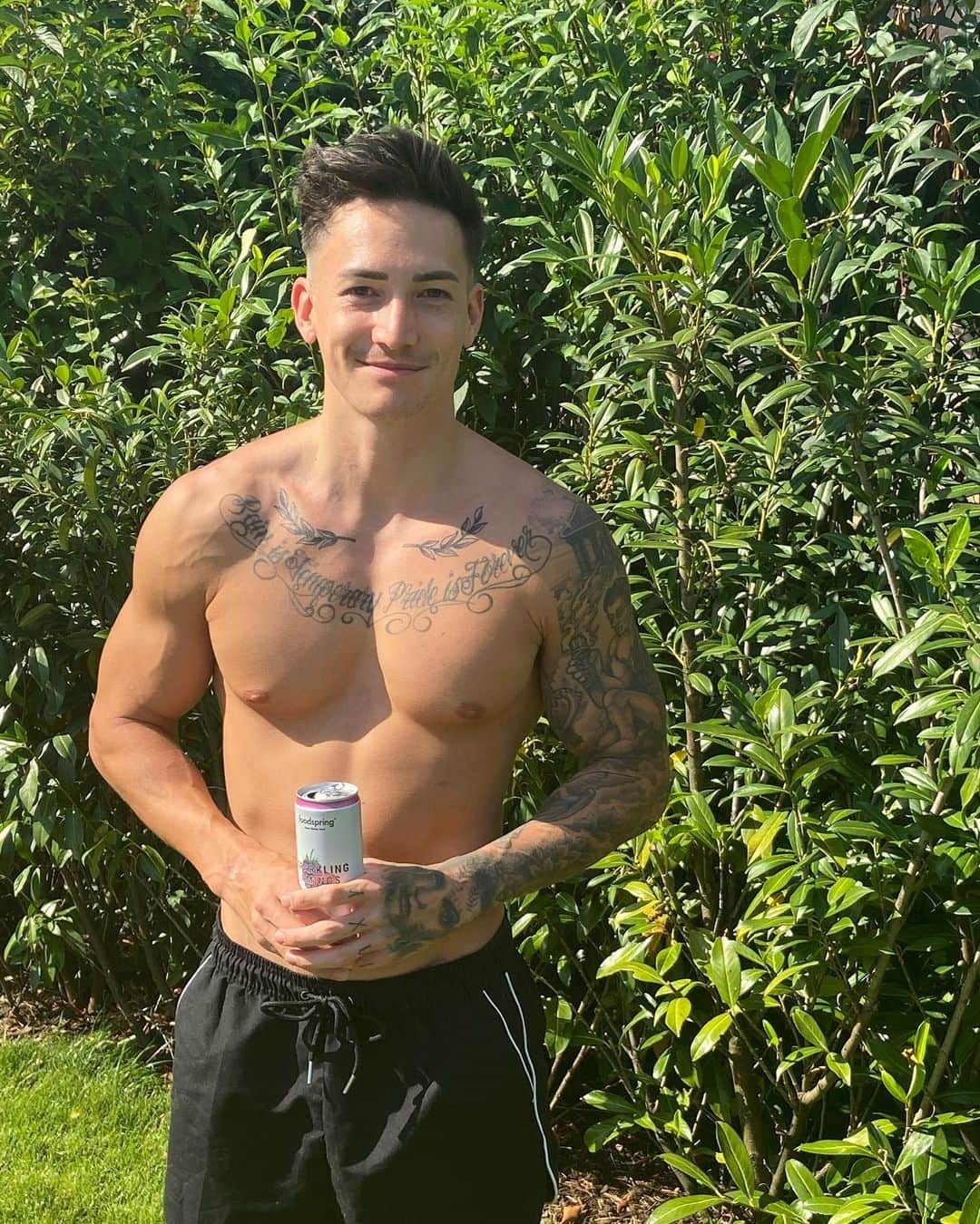 マゼル・ニューエンのインスタグラム：「Holiday Dahoam🥰☀️ Hope you all enjoy the sunny day :) Mit meinem Code „MarcelFSG“ bekommt ihr 15% auf eure Bestellung bei @foodspring  Urlaub lieber zu Hause oder weg fliegen was sagt ihr? #holiday #home #foodspring #foodspringfamily #qualitytime #gymnastics #summervibes #nofilterneeded」