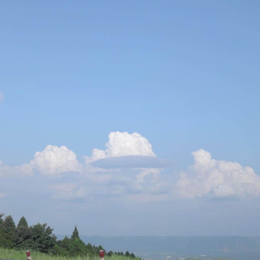 Aya（高本彩）さんのインスタグラム写真 - (Aya（高本彩）Instagram)「夏の雲がだいすきです。  数年前 @max_matsuura さんからいただいたLEICAのカメラを掘り起こしてきて最近パシャパシャ撮っていますが、、、良い。流石高級カメラ。。  #camera#nofilter#leica#デジも良い#プリントしたい#2枚目の雲はUFOみたいで好き」8月1日 1時13分 - aya_dream04