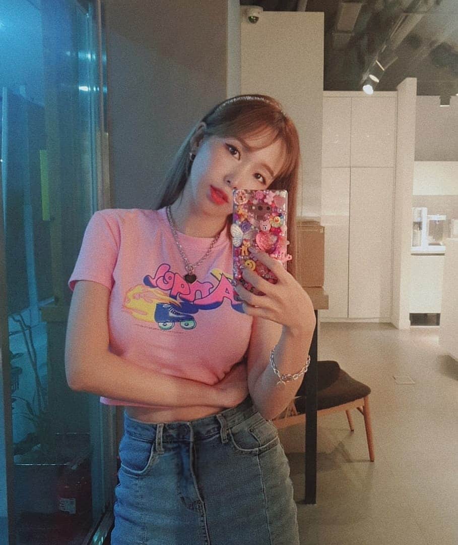ウェイ のインスタグラム：「취향 제대로 저격해버린 @marigoods_ 케이스💕 너무 고마워요,, 히히 남눈치 보지말고 자신을 믿으라 했던 제 유튜브를 보고 이일을 시작하는데 도움이 됐다는 말에 내가 더 울컥 감동,, #마리굿즈 응원합니다 너무 이뻐요🙆‍♀️💕🥰💛」