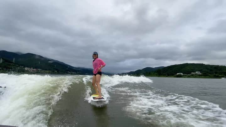 パク・ヒョジュのインスタグラム：「네 저 요즘 서핑만해요🙃 .  . . #웨이크서핑#wakesurfing#hyojuvlog  #평화수상례져#평화수상스키장#왕스몰#김대장의웨이크서핑#양종화코치님#평화수상스쿨」