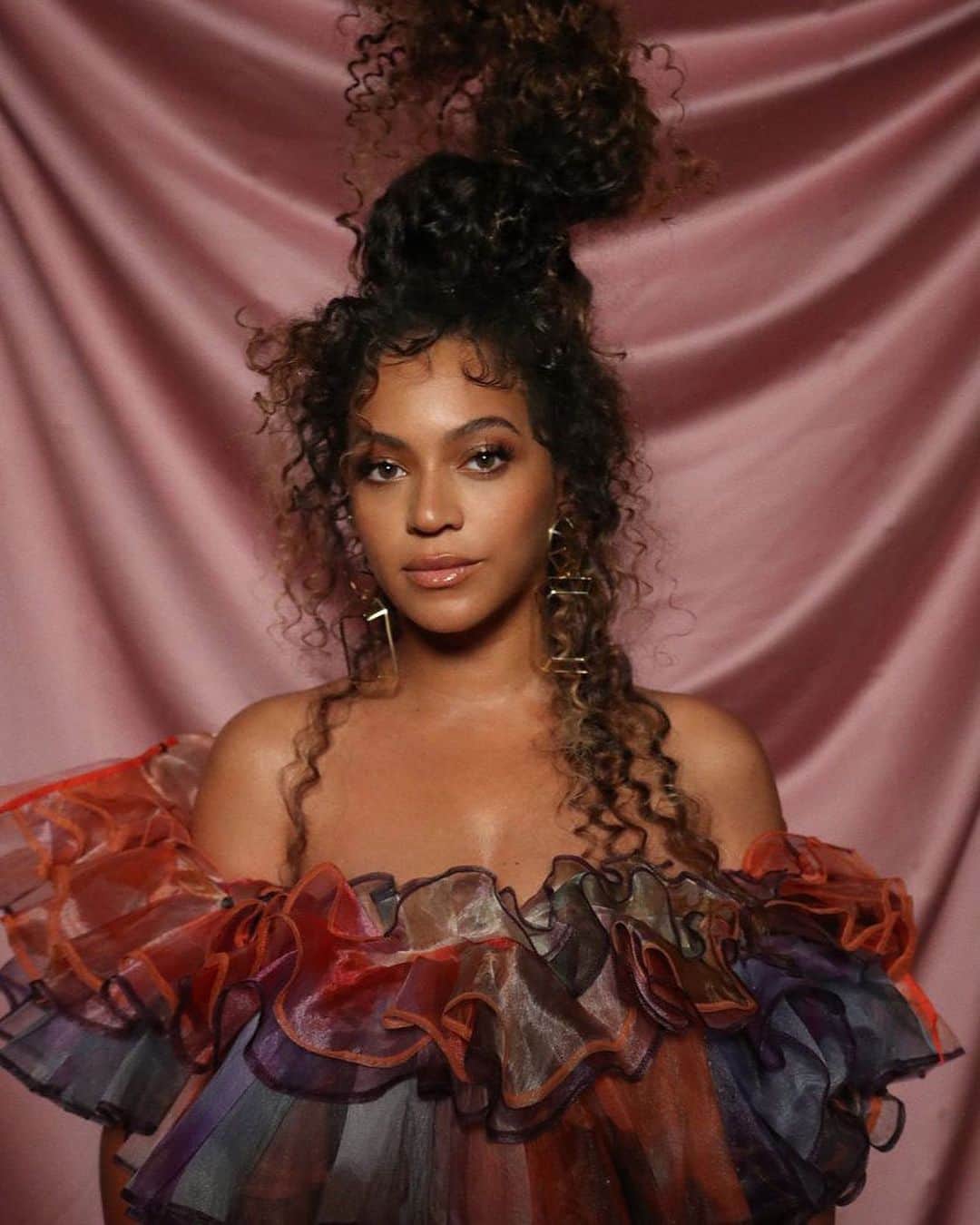 Vogueさんのインスタグラム写真 - (VogueInstagram)「@Beyonce's #BlackisKing film is here–and it's incredible: There isn’t one frame of the film that doesn’t feature a fashion statement or editorial-worthy tableau. With impressive beauty statements, transformative looks, and stunning visuals, the film is a love letter to the Black diaspora, with displays of Black beauty and joy.  For Beyoncé, the project is a way of honoring her culture while letting her fans appreciate theirs even more. “I only hope that from watching, you leave feeling inspired to continue building a legacy that impacts the world in an immeasurable way,” she wrote. “I pray that everyone sees the beauty and resilience of our people. This is a story of how the people left most broken have extraordinary gifts.” Tap the link to see more of the beautiful looks featured in the film.」8月1日 1時19分 - voguemagazine
