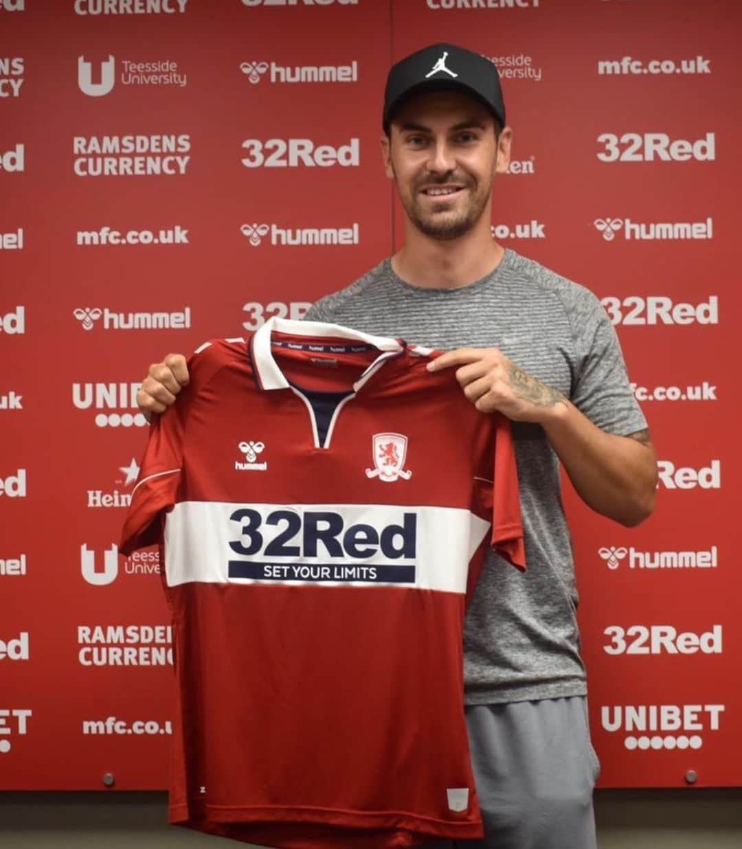 グラント・ホールさんのインスタグラム写真 - (グラント・ホールInstagram)「New chapter begins ⚽️ Delighted to sign for @theboroofficial looking forward to getting started 🔴⚪️ #UTB」8月1日 1時23分 - hally_91