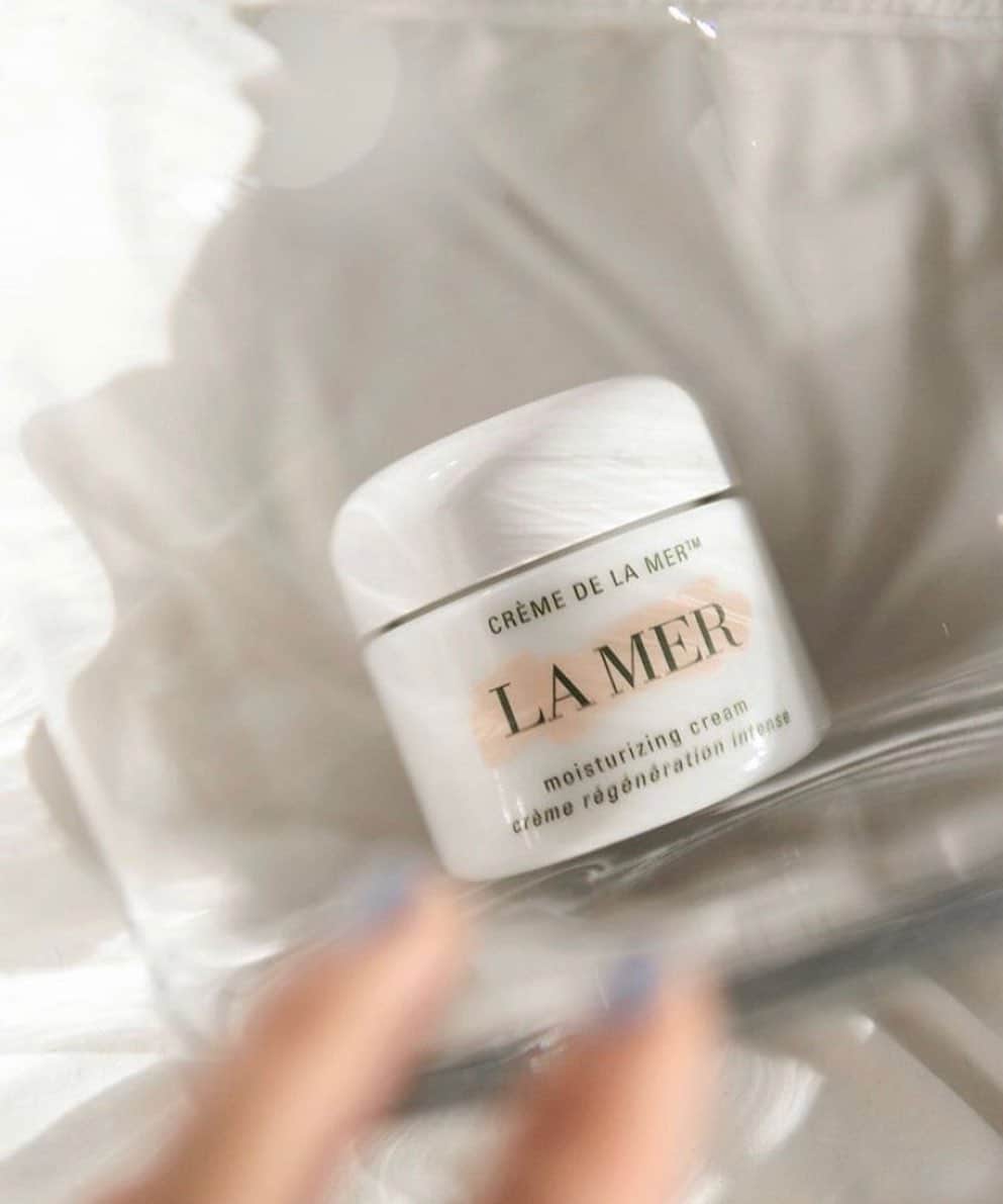 ドゥラメールのインスタグラム：「“Supple skin in a jar.” #Regram ℅ @barelytherebeauty. #SelfCarewithLaMer」