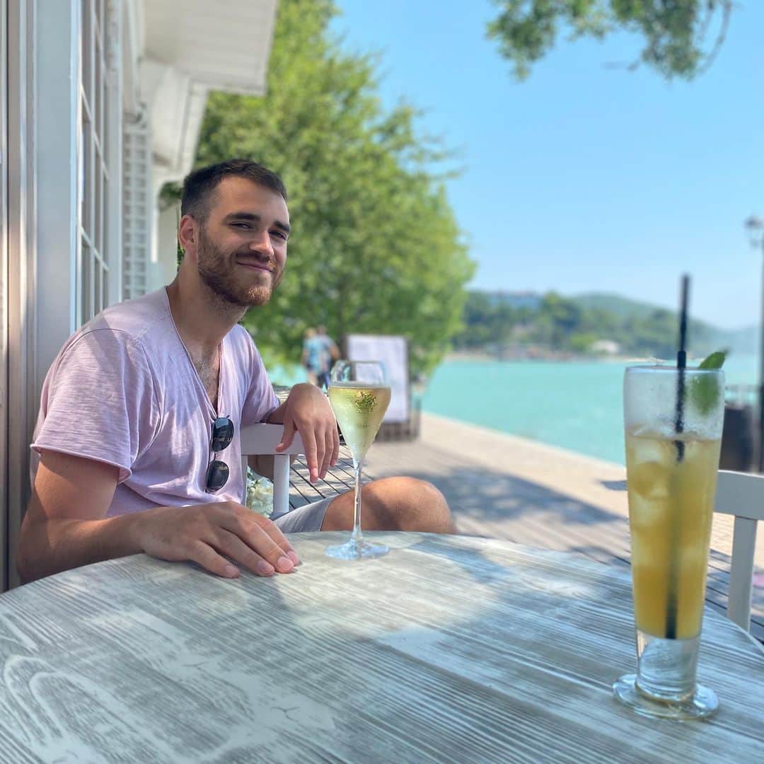 ユーリ・ブラセンコのインスタグラム：「🥂」