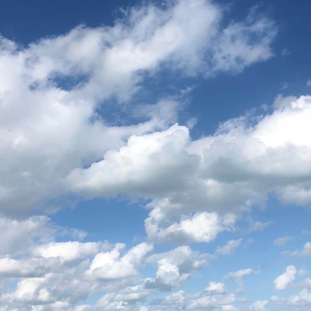 ミランダ・カーさんのインスタグラム写真 - (ミランダ・カーInstagram)「Taking a moment to enjoy these fluffy clouds ⛅️🌈💖」8月1日 1時53分 - mirandakerr