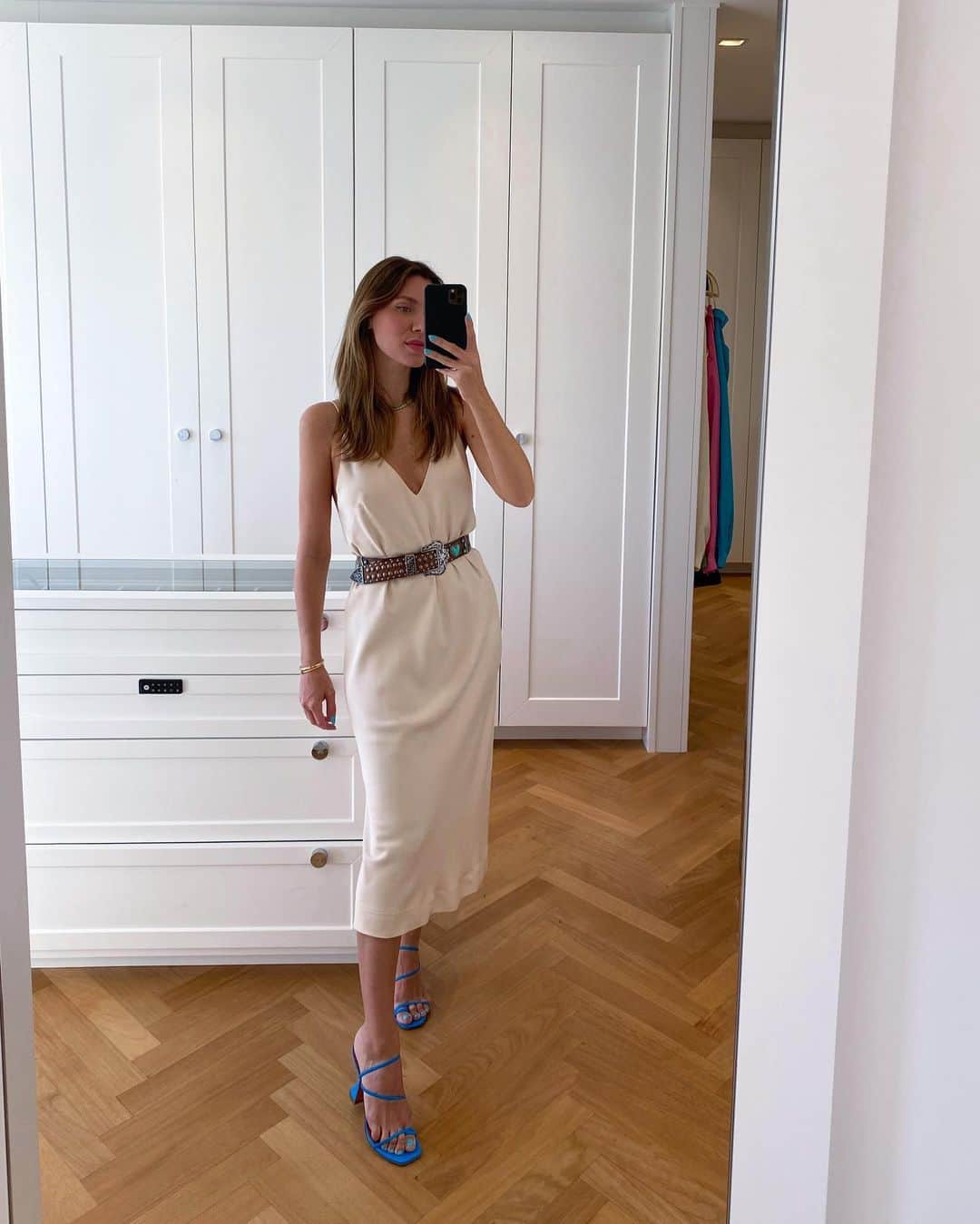Glam4Youのインスタグラム：「1 vestido, 3 looks. Qual vocês preferem? 🤍 Isso que não tirei foto com tênis e botinha preta que fiz stories. AMO o vestido Camila, pq ele vai desde tênis e flat em um dia super informal e família, até salto em um coquetel. Essa cor pode ser vestido de noivado, chá de qualquer coisa rs. Mostrei nos stories que ele não marca NADA. É meu favorito mesmo! Preview já nas lojas e site 🤍」