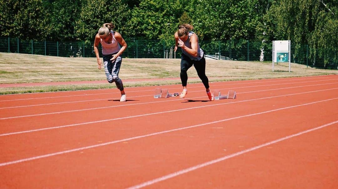 レベッカ・ハースのインスタグラム：「Mit @ginalueckenkemper und ganz viel Power gehts Richtung Wochenende ☺️ Morgen bin ich dann wieder in Weinheim am Start ☺️💥 📸 @marvin.schlegel98 #sprintertwins #adidas #heretocreate #neverdone #rebekkarabbit #competitiontime」