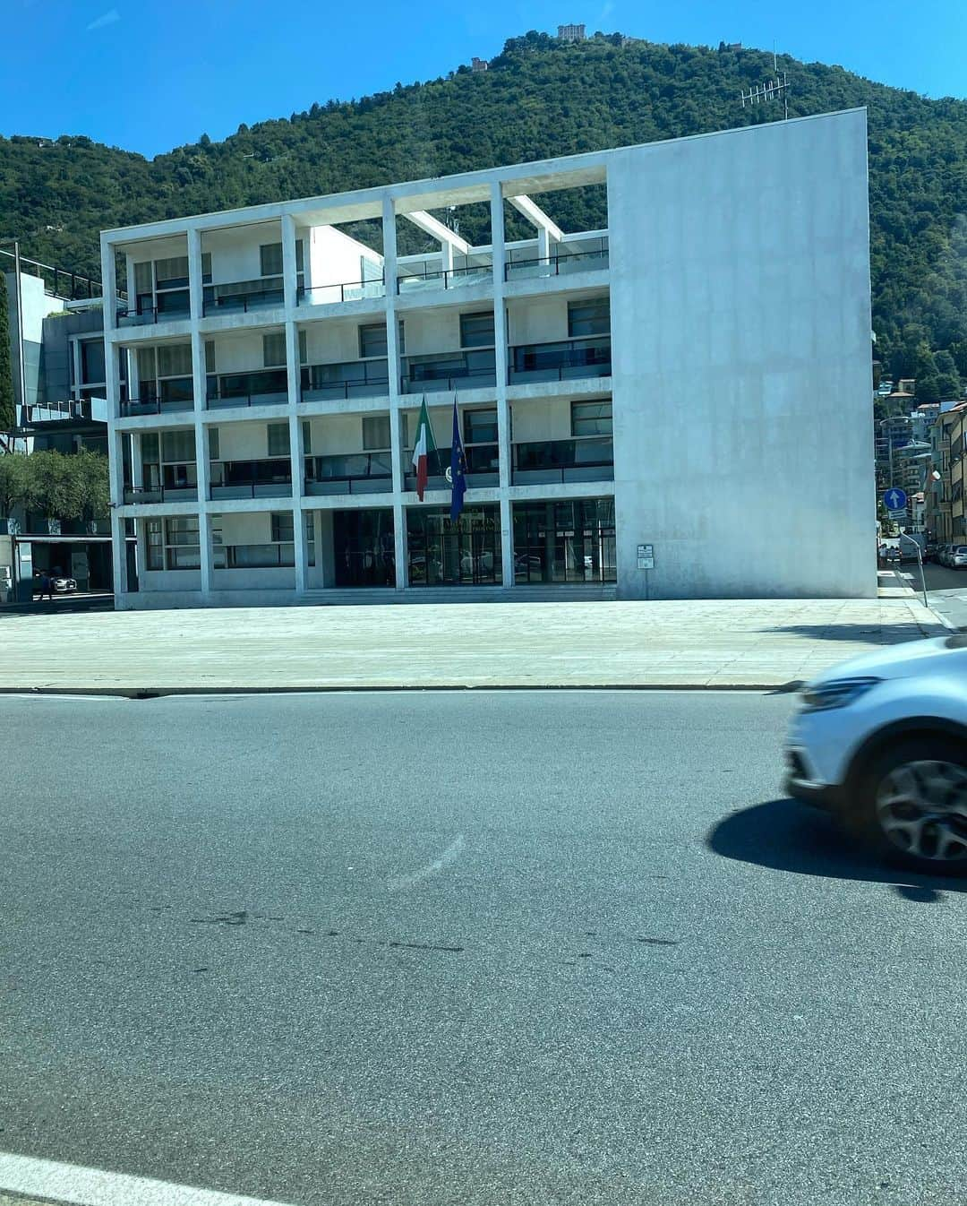 ノーマン・フォスターさんのインスタグラム写真 - (ノーマン・フォスターInstagram)「Visiting the classic work of Giuseppe Terragni- his Casa de Fascio- now the HQ of the Guardia di Finanza- completed in 1936 in Como, Italy.」8月1日 2時14分 - officialnormanfoster