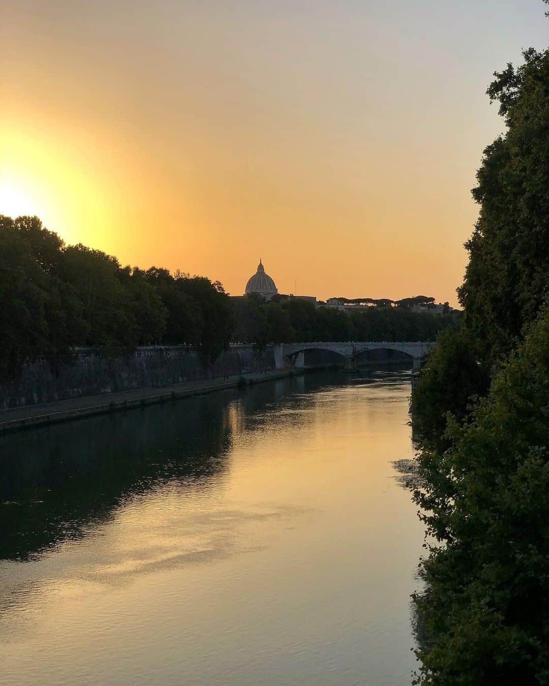 ヴァレンティーナ・マルケイさんのインスタグラム写真 - (ヴァレンティーナ・マルケイInstagram)「40 gradi e STO🥵 Piazza San Pietro deserta, 10 km a piedi, la carbonara a Testaccio, il tramonto sul Tevere, Pietro e le sue mille foto, Gianluca&Gianluca che si ritrovano, alzarsi alle 6 per allenare (dormendo 3 ore): un pomeriggio di ordinaria follia a Roma😅🤷🏻‍♀️ Sopravvissuta alla seconda settimana di lavoro, di carboidrati tutte le sere e di amici♥️🏛 #wheninRome #fromRomewithtoomuchheat #carbloads #amevabenecosì」8月1日 2時16分 - valemarchei14