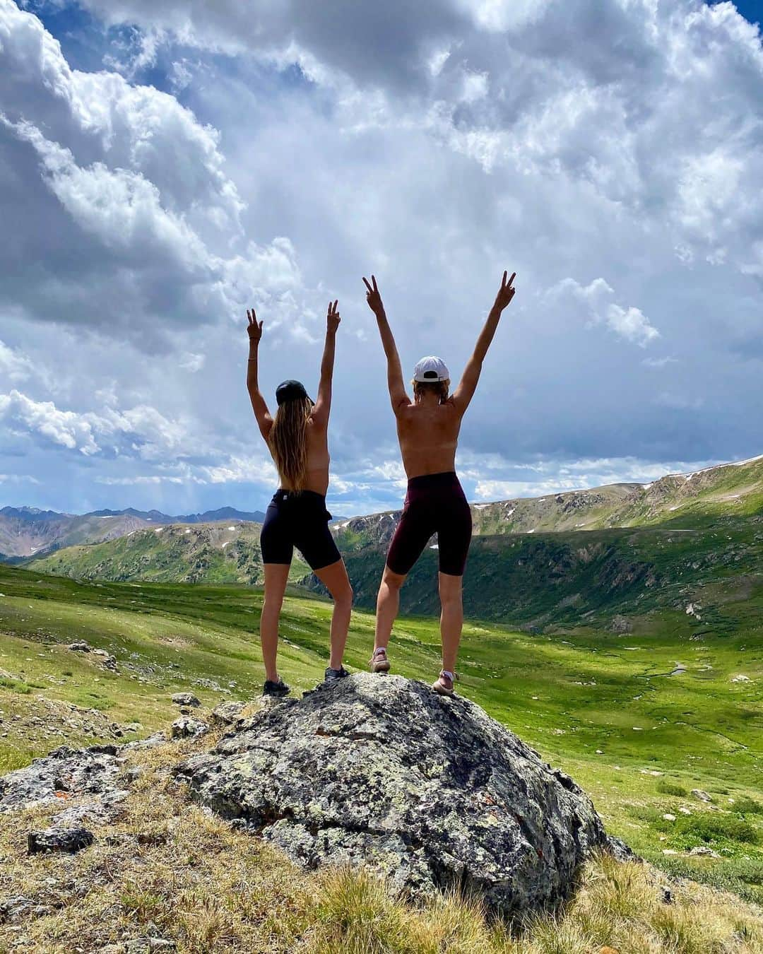 アリッサ・ジュリア・スミスのインスタグラム：「Aspen diary: We’re officially outdoorsy people!! Wouldn’t have normally spent two weeks in the mountains during the summertime... but I’m obsessed!Although I draw the line at wearing Birkenstocks and Northface. #naturegirl #mountainlife 💚」