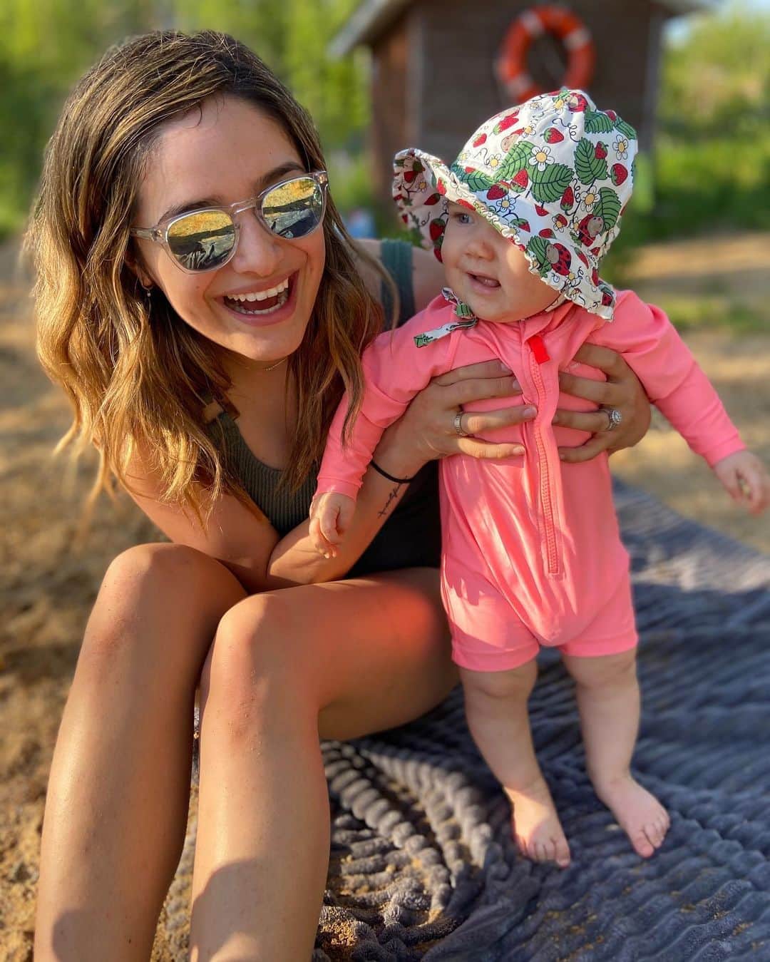 チャチー・ゴンザレスのインスタグラム：「She’s so mischievous and so wonderful. Today’s new video is so special to me with all the clips I’ve inserted of this little Bean girl over the past few months. @sophiarosehilden 8 month update is up now ❤️ link in bio. Bring tissues. 😩🥺」
