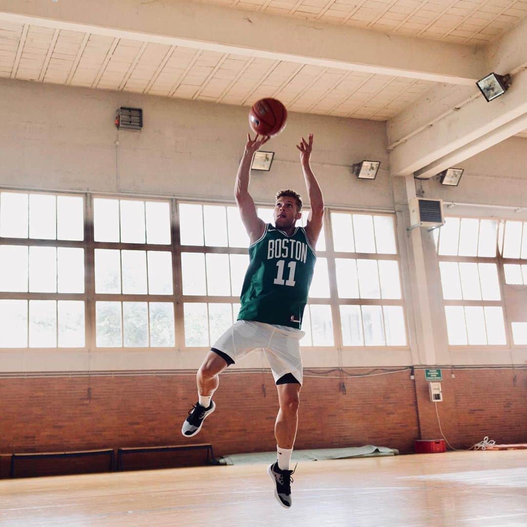ケビン・マイヤーのインスタグラム：「ENFIN ! Tonight @celtics are playing their 1rst game in this #wholenewgame @nba Championships!  Let’s go @celtics 👊🏼 ☘️☘️☘️ Thanks to @nbaeurope to let me be part of it.」