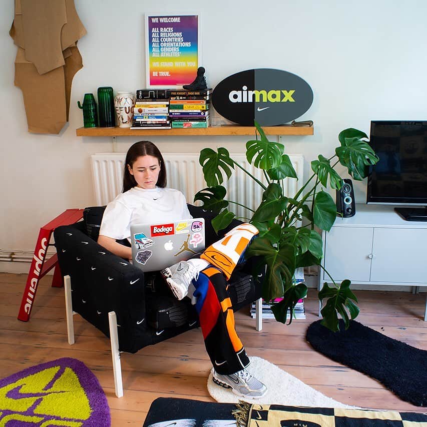 HYPEBEASTさんのインスタグラム写真 - (HYPEBEASTInstagram)「@hypebeaststyle: For our latest 'Stay Home Snaps', we caught up with @studioalch founder @miniswoosh on how she’s switching up the Swoosh during the quarantine. Get a closer look at her daily routine by clicking the link in bio.⁠⠀ Photo: Dylan Leadley-Watkins」8月1日 2時32分 - hypebeast