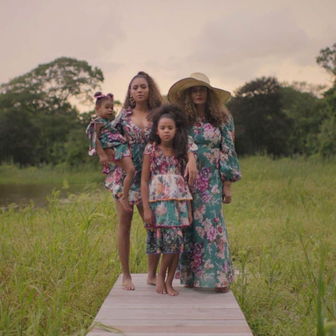 E! Onlineさんのインスタグラム写真 - (E! OnlineInstagram)「Things we expected from #BlackIsKing: To be completely blown away.  Things we didn't expect: Blue Ivy, Rumi, and Sir Carter to steal the show.  Their best cameos in Beyoncé's new visual album are at the link in our bio. (📷: Disney+)」8月1日 2時32分 - enews