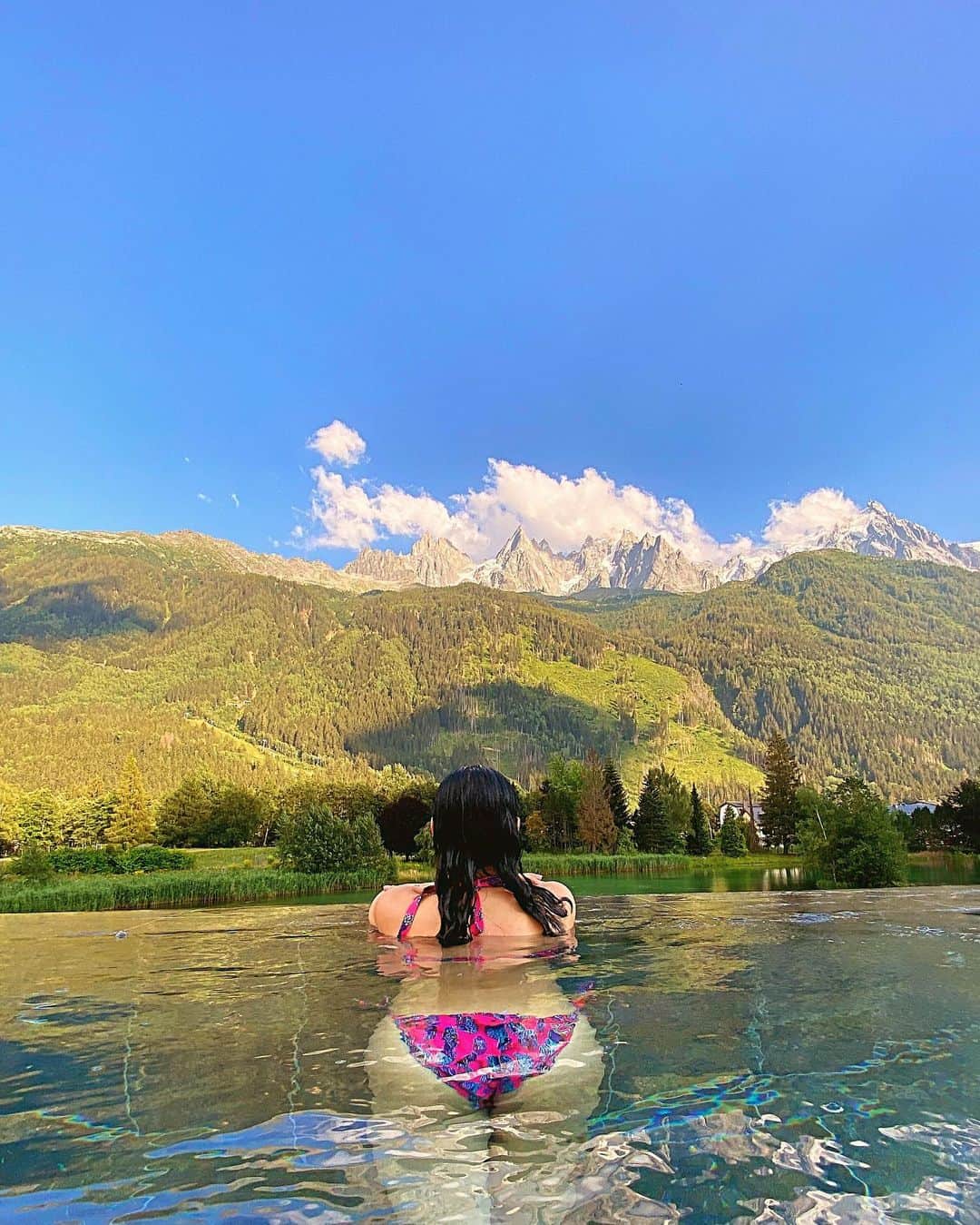sananasのインスタグラム：「Double view 😂  Je me demande si c’est l’effet loupe de l’eau ou bien tout ce que j’ai mangé ces derniers jours 😅  #Chamonix #QcTerme #Paradise」