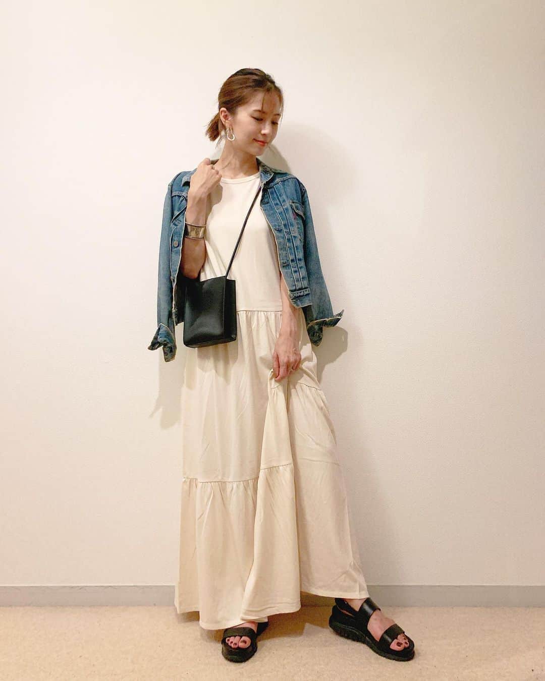 のインスタグラム：「コラボ白ワンピ×コラボ黒バッグ👜 合わせてみました。 着やすい白なので、合わせるもので雰囲気が変わります。短め黒バッグと揃えて、黒の厚底サンダルを履きました。 ヴィンテージのデニムジャケットを肩がけ。アクセはシルバー✨ このワンピにはベージュのインナーも付いています✨ . . . このワンピ&バッグは、LAGUNAMOONさんとのコラボです❤️WEARにもアップしてるのでよかったら見てください😊 . . . @lagunamoon_com  @nowme_jp  @nylonjapan   受注はこちらZOZOTOWNさんからになります↓ https://zozo.jp/search/?p_tpcsid=1242308」