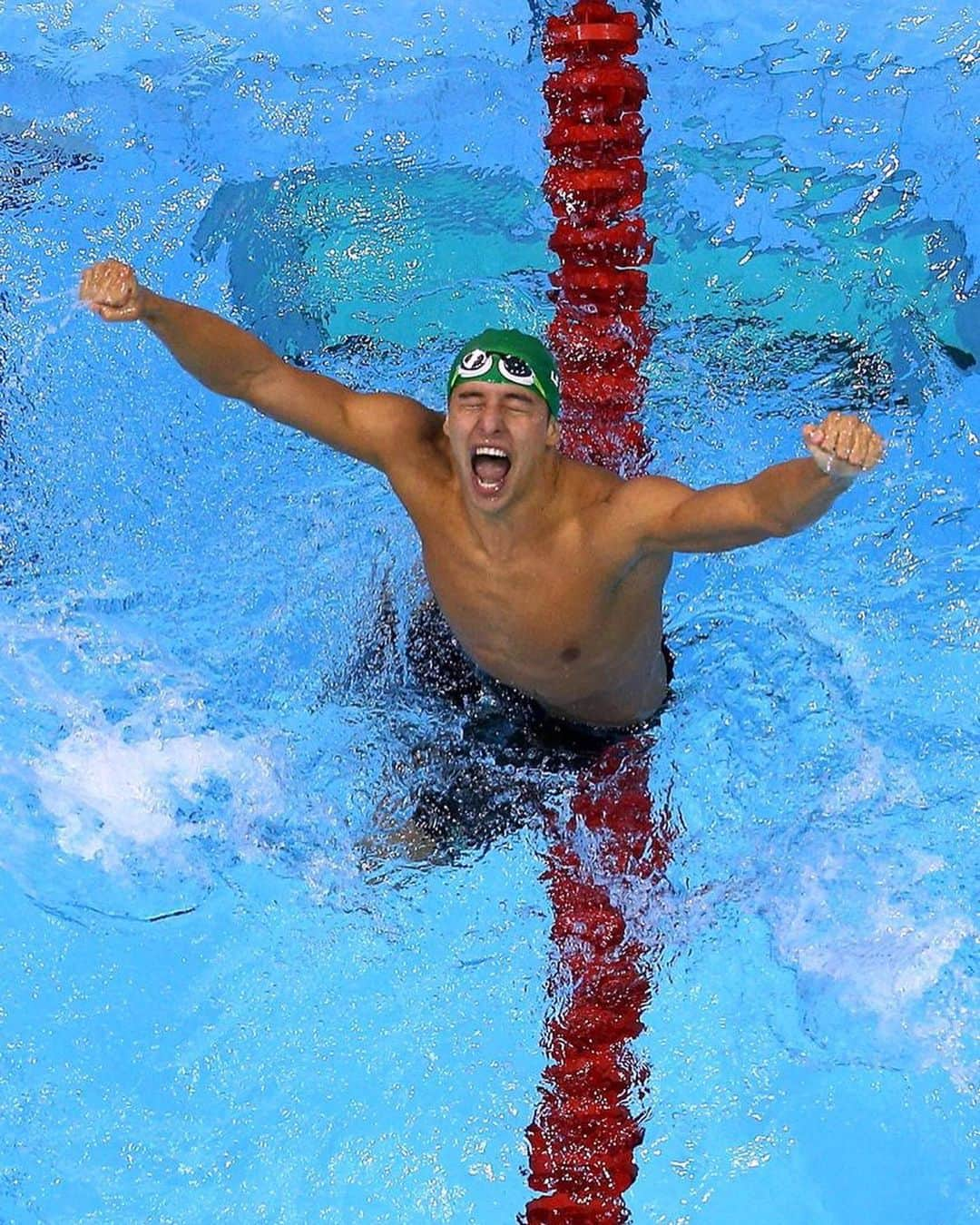 チャド・ルクロさんのインスタグラム写真 - (チャド・ルクロInstagram)「Can’t believe how time flies, 8 years ago to the minute we won gold❤️🇿🇦 grateful for all the support I’ve had over the last 8years and hoping one day I will have this moment again, stay positive everyone during these trying times🙏🏼 #olympic #champion #grateful #2O2One」8月1日 2時46分 - chadleclos92