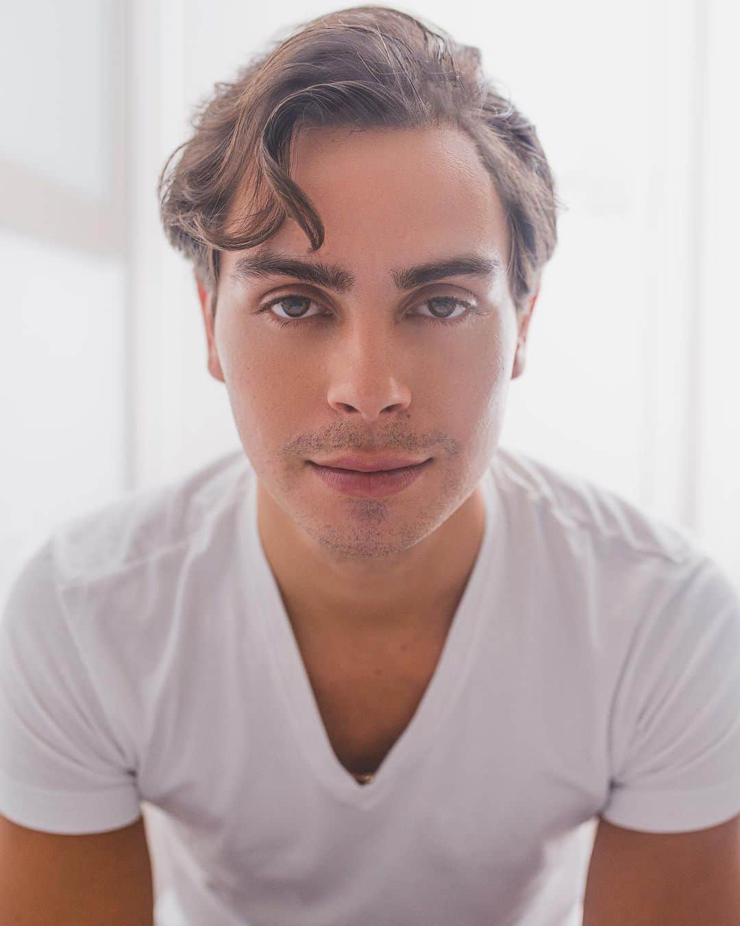 のインスタグラム：「¿Como está España ? I know this hasn’t been a “regular” Summer and I wanted to catchup with all of you. My conversation with @primerafilarevista is linked in my IG Story Highlight. BTW, this photo was a quick snapshot taken in my stairway by @mitchdao.photos and I did my own hair using Oribe (@oribe) and skincare by Kiehl’s (@kiehls ). Even in trying times, creativity can grow... just let the light in. #summer2020 #movingforward」