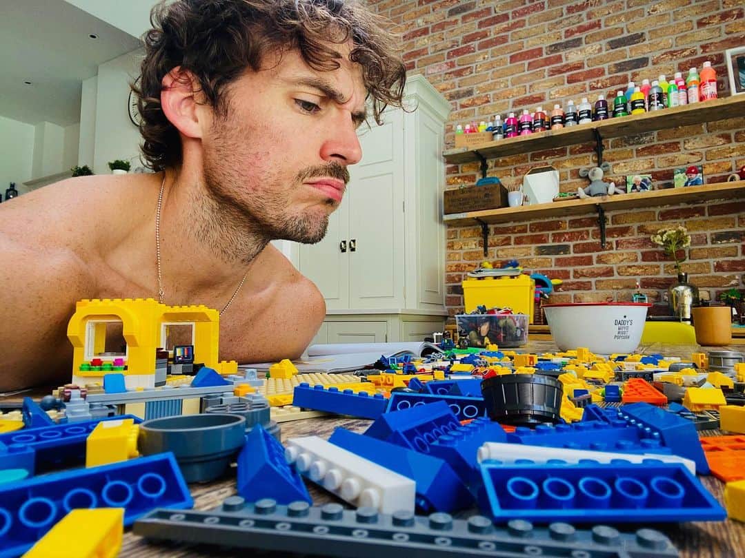 サム・クラフリンのインスタグラム：「When your little boy gets bored of building after 5 minutes, but you just HAVE to finish it...  Love me some Lego.」