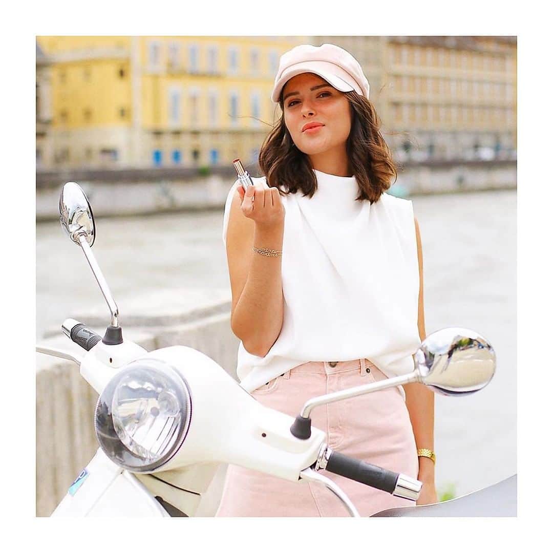 Lancôme Officialさんのインスタグラム写真 - (Lancôme OfficialInstagram)「Ready to set off on a journey with @barbaraborne? Of course! But never without your remarkably refreshing L’Absolu Mademoiselle Balm. A balmy highly addictive lipstick that helps you cool down during hot rides in the sun.  #Lancome #mademoisellebalm #Lipstick #Regram」8月1日 2時58分 - lancomeofficial