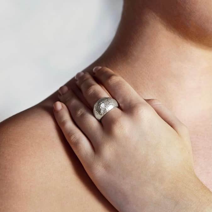 のインスタグラム：「Looking for a dramatic ring to make a statement this summer? Lots of chunky styles available in the sale @dowerandhall」