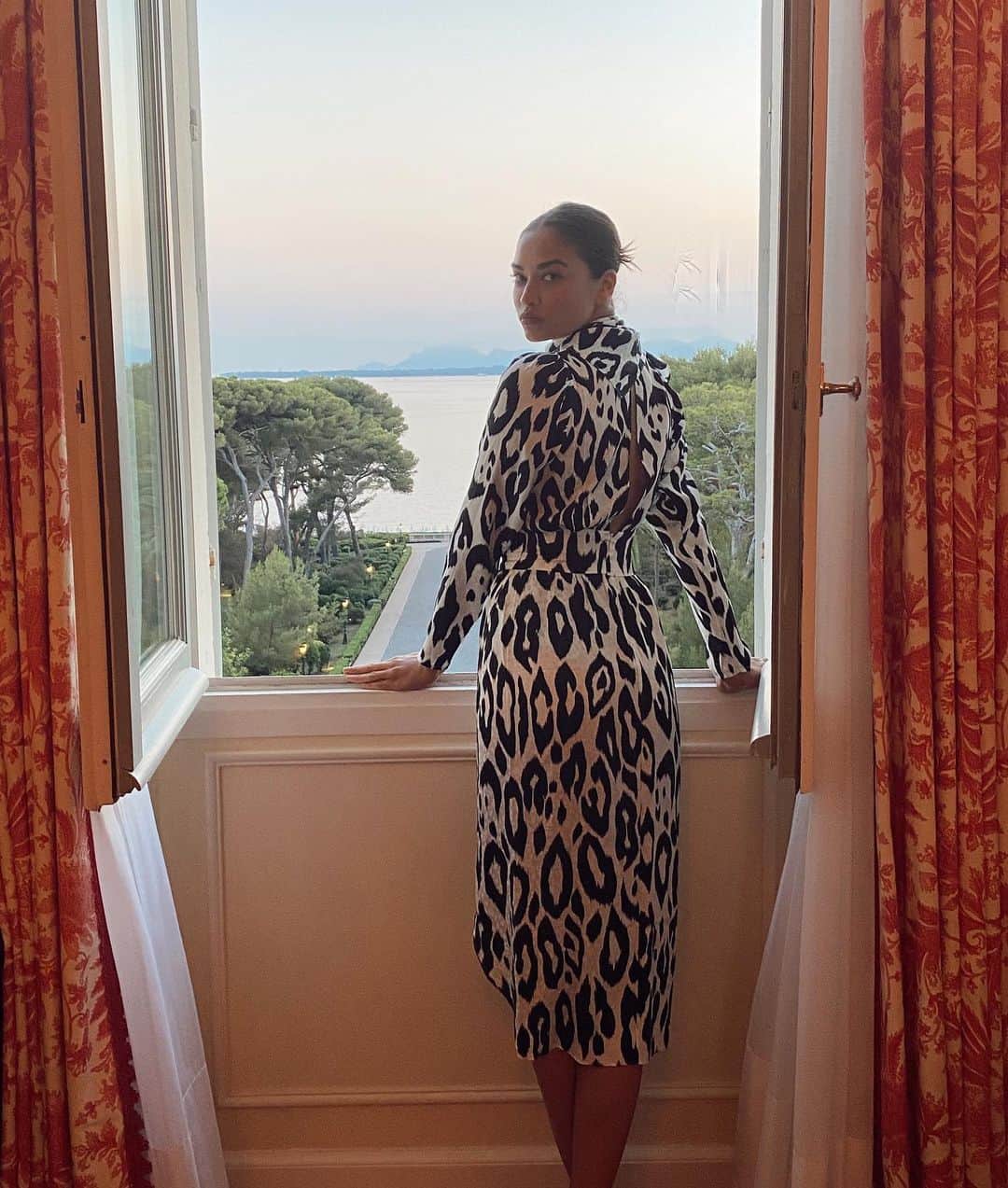 シャニーナ・シャイクのインスタグラム：「Enjoying the view ? 🥰」