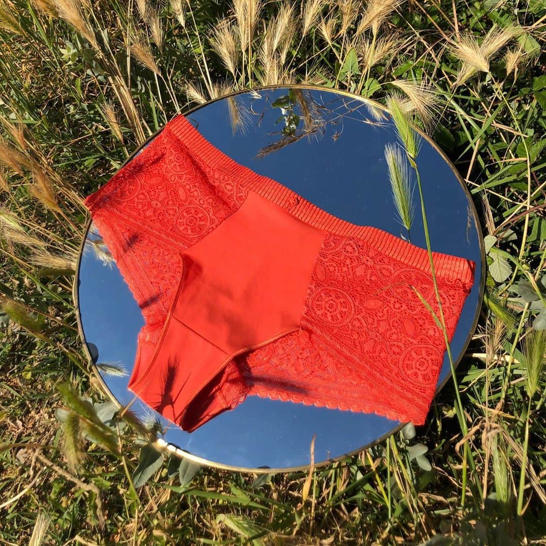 レジャビーさんのインスタグラム写真 - (レジャビーInstagram)「Un été haut en couleur —— a summer full of colour #mandala #maisonlejaby #couleur #piment #dentelle #graphique」8月1日 3時12分 - maisonlejaby