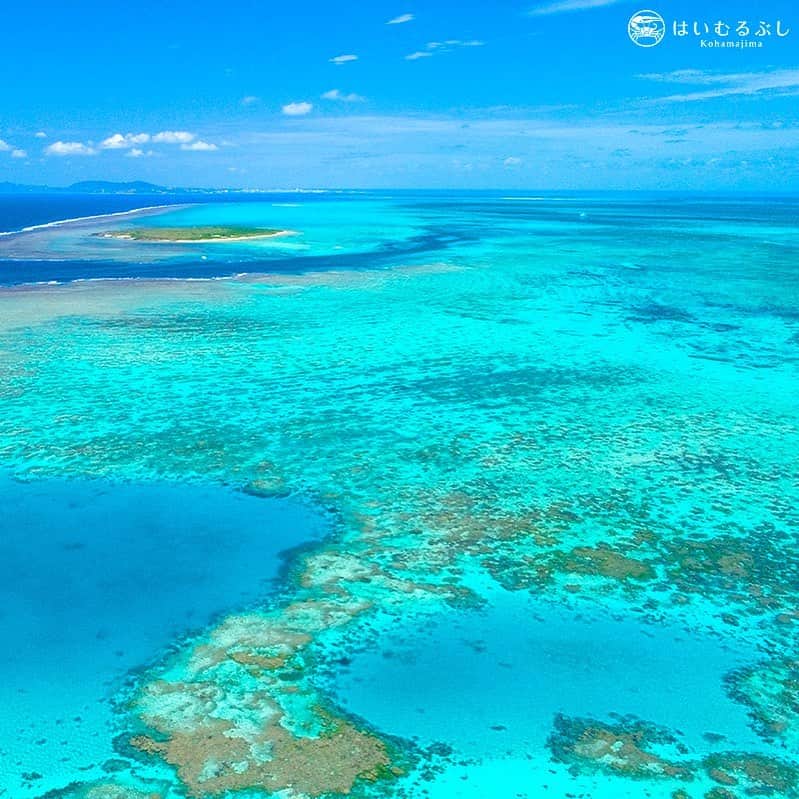 HAIMURUBUSHI はいむるぶしさんのインスタグラム写真 - (HAIMURUBUSHI はいむるぶしInstagram)「小浜島・はいむるぶしから癒しの風景をお届けします。 写真は小浜島の北側の美しいサンゴ礁の海… 右上には無人島のカヤマ島も写っています。 #沖縄 #八重山諸島 #カヤマ島 #無人島 #サンゴ礁 #リーフ #小浜島 #リゾート #ホテル #はいむるぶし」8月1日 3時17分 - haimurubushi_resorts