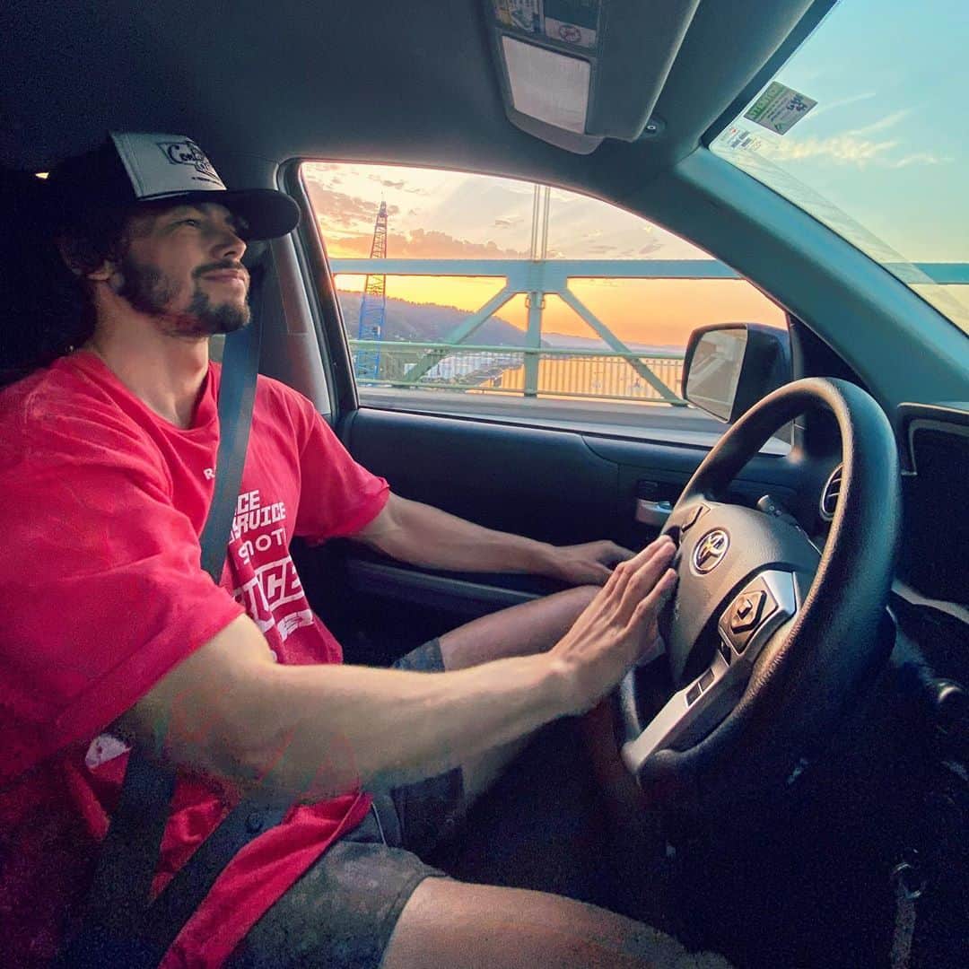 アシュリー・ハートのインスタグラム：「Sometimes the deepest felt feelings are expressed loudest in silence. @bodhiisattva  . #roadtrip #homeiswhereyouparkit #trucklife #adventure」