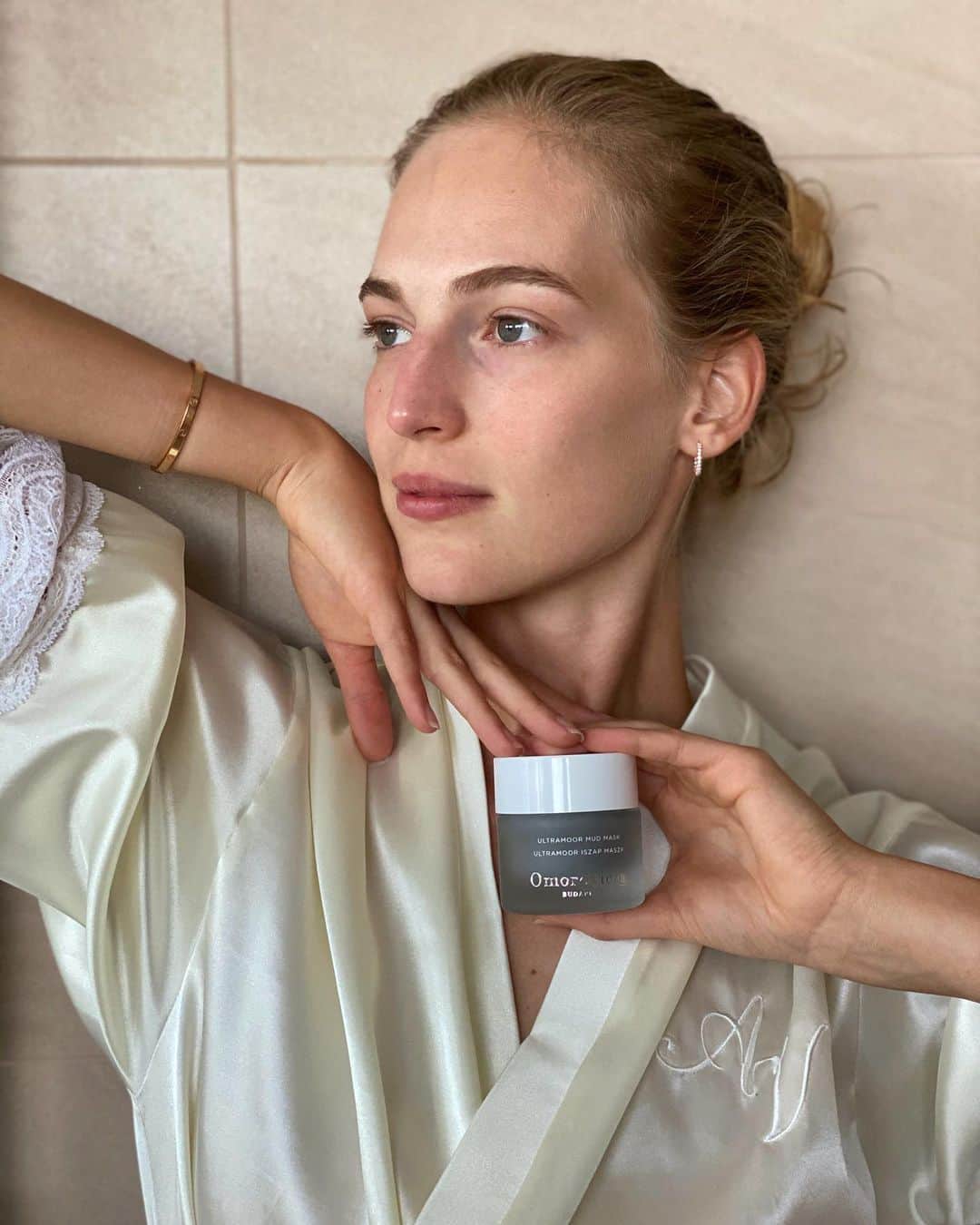 ヴァネッサ・アクセンテのインスタグラム：「Friday night mud mask time 🧖🏼‍♀️ Thank you @omorovicza for the gift✨」