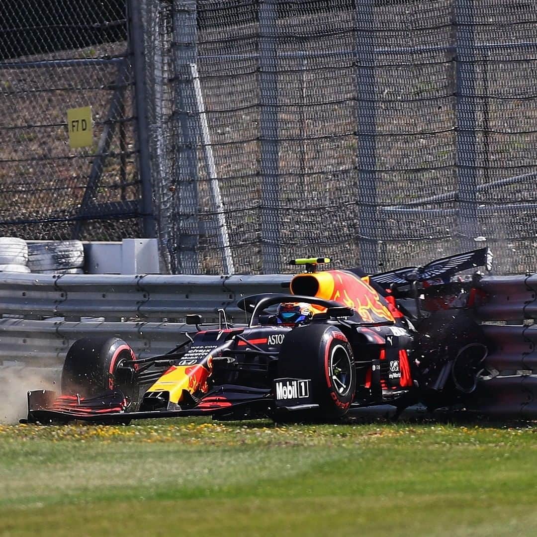 F1さんのインスタグラム写真 - (F1Instagram)「Moment of impact 😱 If anyone can get things back on track, it's those rapid @redbullracing mechanics 💪 . #F1 #Formula1 #BritishGP #Silverstone」8月1日 3時40分 - f1