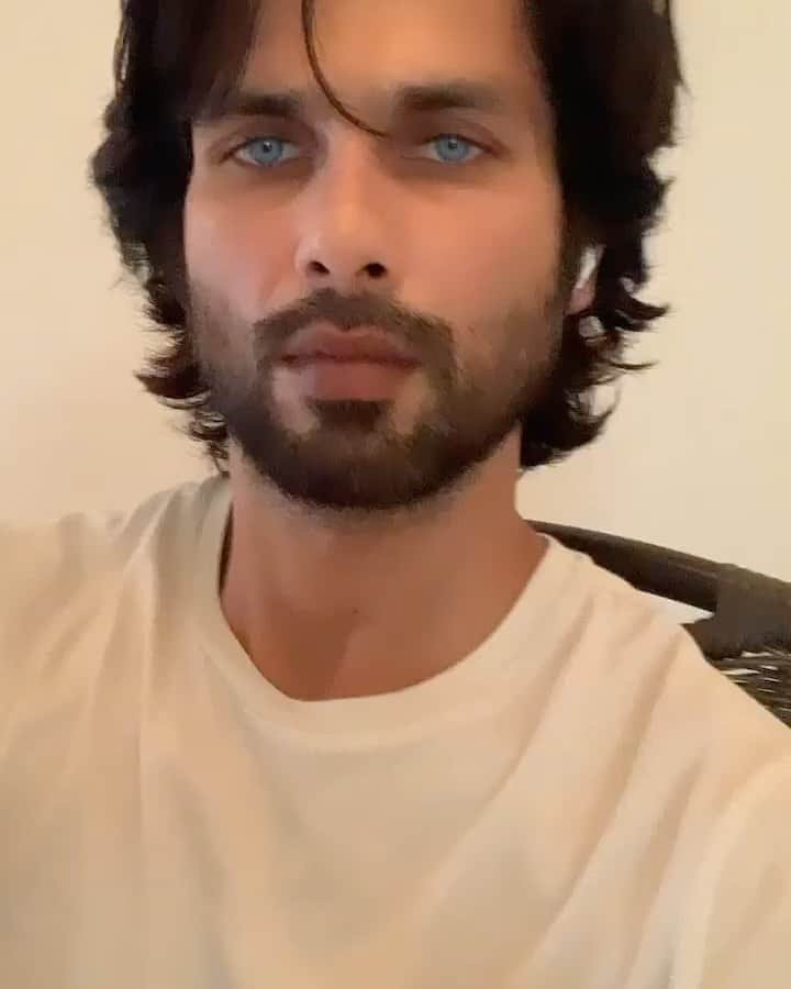 シャーヒド・カプールのインスタグラム：「Shabbakhair 🧛‍♀️」