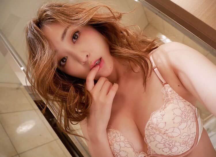 辰巳奈都子のインスタグラム：「真夜中にこんばんは🍌🍒  1対1のテレビ電話企画【Talkport】次回開催日時が決まりました🥰👏🏻  直近は本日1日21時〜📞💕 8月9日,15日21時〜 8月16日のみお昼12時〜です！ 予約はストーリーURL,もしくはプロフィール欄URLよりできます✨  もうひとつお知らせ😊 近日今話題のzoomドラマに出演させていただくのですが、 女性のキャストさんを1人オーディションで探しているそうです😌  詳しくは『ナインズプロモーション　zoomドラマ』で検索してください♪」