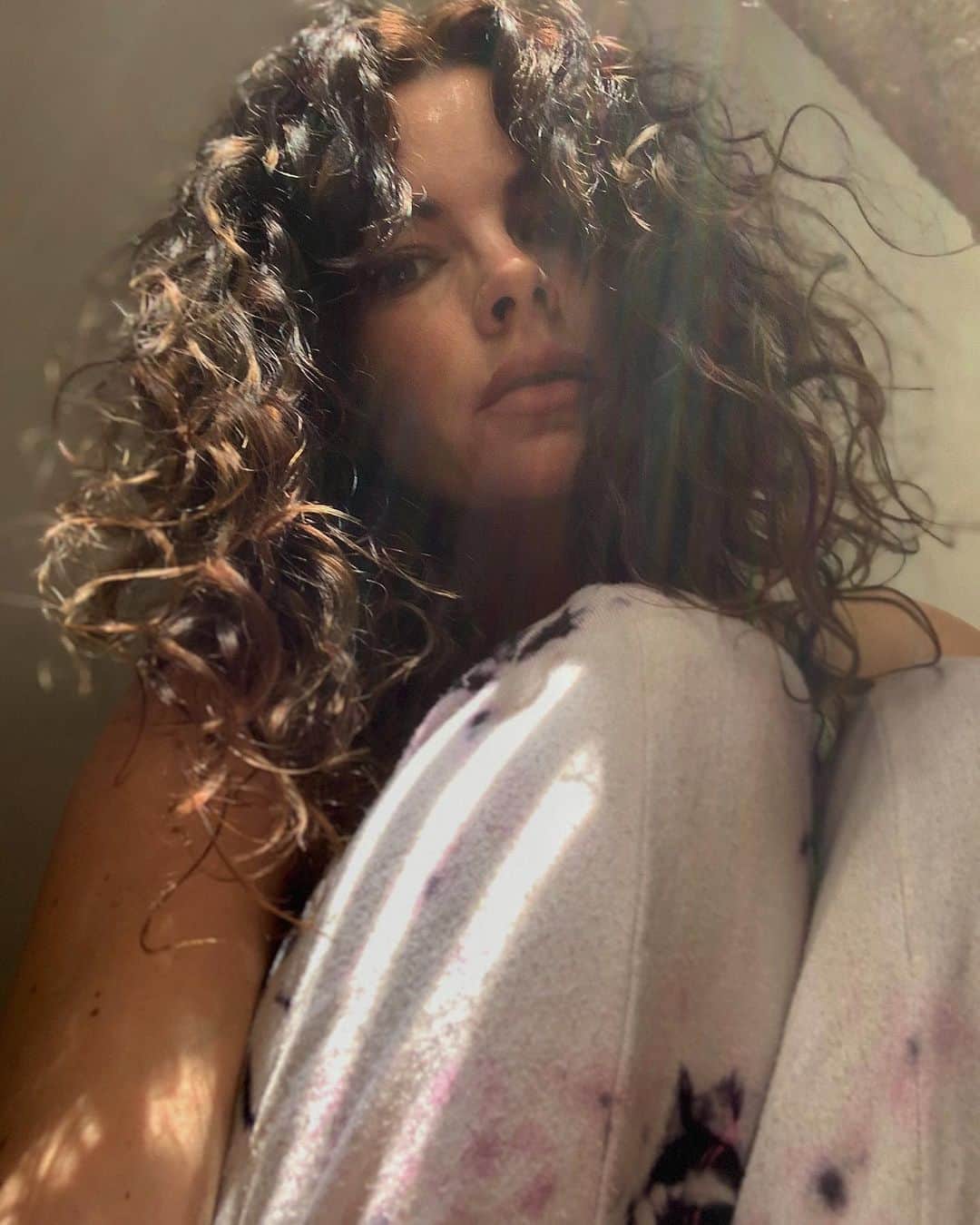ケリー・オックスフォードのインスタグラム：「Hard to find accurate and permanent words to express how I’m feeling about this country right now. I offer you proof of life and that’s about it. 🕳🚶🏻‍♀️」