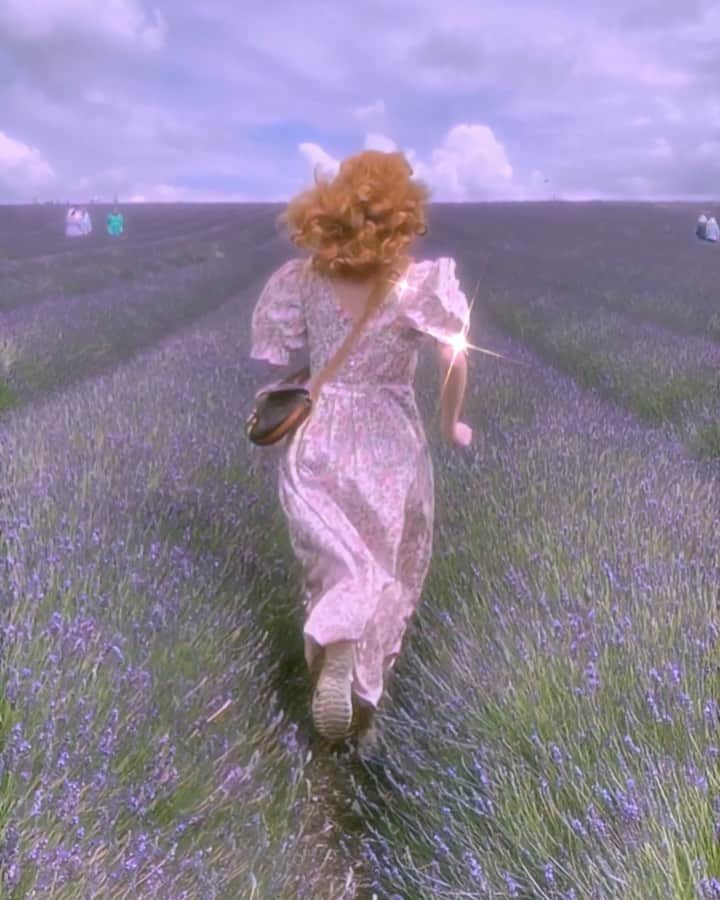 ベッキー・クルーエルのインスタグラム：「Living a dream at hitchin lavender fields! It rained right before I arrived and the smell of fresh lavender was x100 🌷 ⁣ ⁣ wearing my new favourite vintage dress found on eBay for the occasion! Even on hot days like today I’m still finding floor length cotton helps to keep me cool plus consider UV protection as well. ⁣ ⁣ Hope you all managed to beat the heat somewhat today and have a great weekend! 👑」