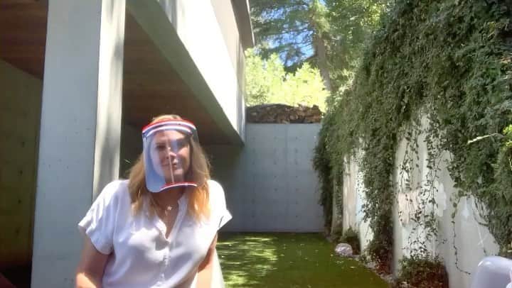 メアリー・マコーマックのインスタグラム：「I am usually inundated with stories of lost remotes and thongs from Chelsea but this time I want to hear from you: what have you lost? What can losing teach us? Tell us! Email us at: chelseaandmarysubmissions@gmail.com」