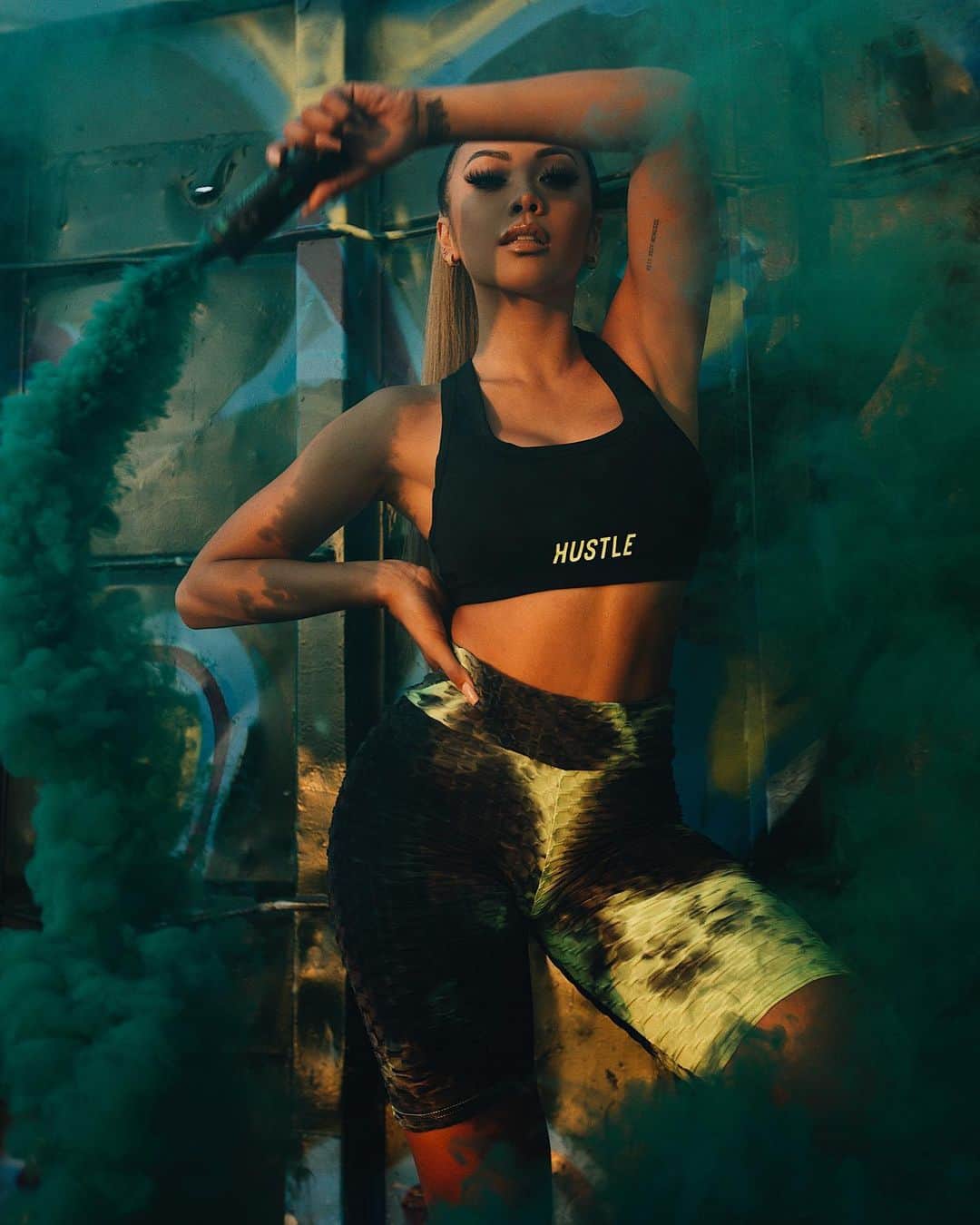 リアン Vのインスタグラム：「HUSTLE everyday! 🔥 NEW DROP TOMORROW on @shoplianev 💚 SOOOO EXCITED about this one! 😍」