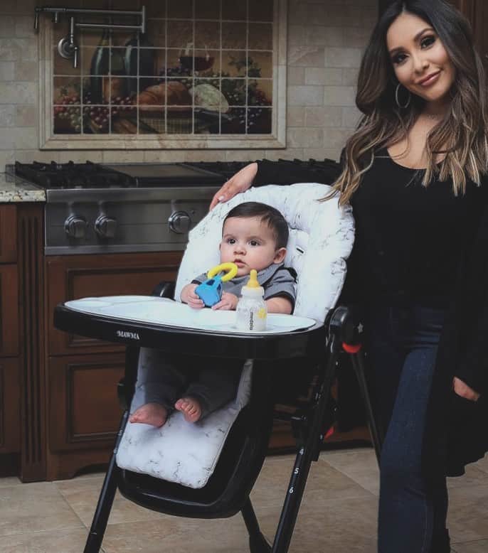 ニコール・ ポリッツィのインスタグラム：「So excited to have my Mawma baby gear range with @yourbabiieofficial launching exclusively at @buybuybaby TODAY!🥰🥰I’m obsessed with my Black & Marble Fitzrovia High Chair! LINK IN BIO🖤 #yourbabiie #mawma #babygear #momlife #babyweaning #modernkitchen #highchair #parenting #buybuybaby #babyessentials #babyregistry #ad」