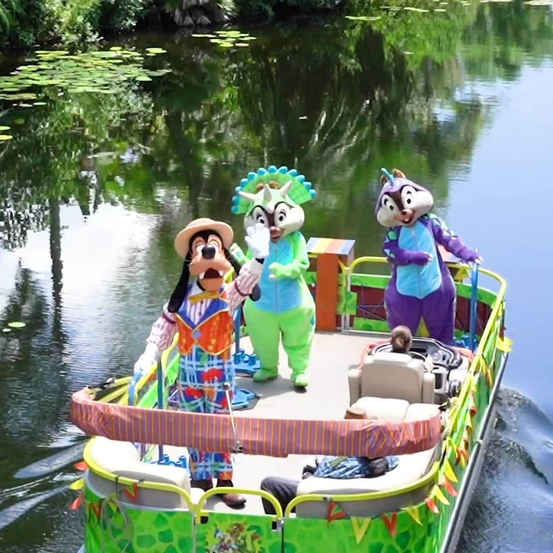 Walt Disney Worldのインスタグラム：「Check out the “boat-load” of fun happening at Disney’s Animal Kingdom Theme Park. 🦒🦒 #DisneyMagicMoments ✨」